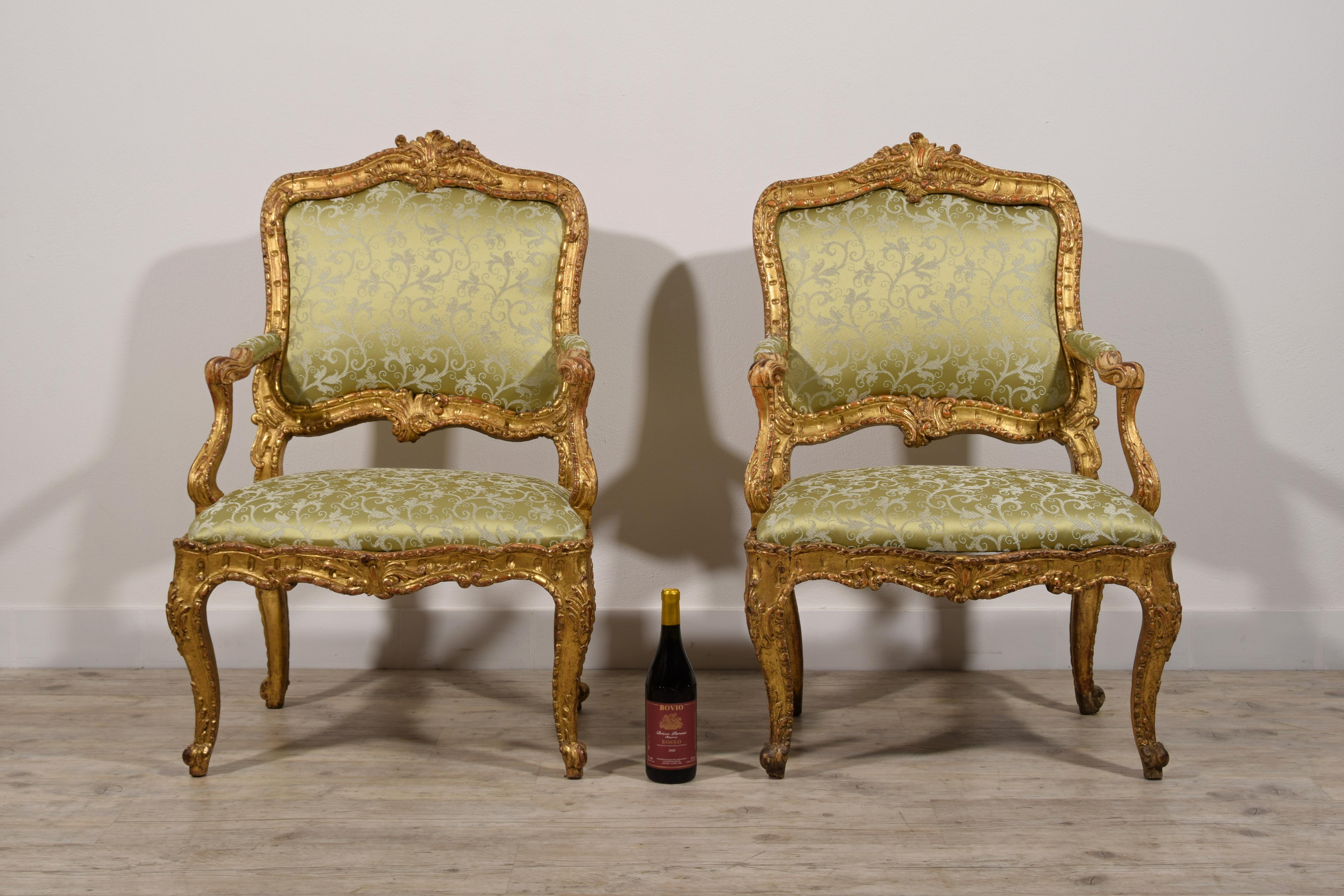 Paar italienische Sessel aus geschnitztem Giltwood im Stil Louis XV aus dem 18. 

Das elegante Sesselpaar wurde in Turin, Italien, um die Mitte des achtzehnten Jahrhunderts von Ludwig XV. hergestellt.
Jeder Sessel ist aus vergoldetem Holz und mit
