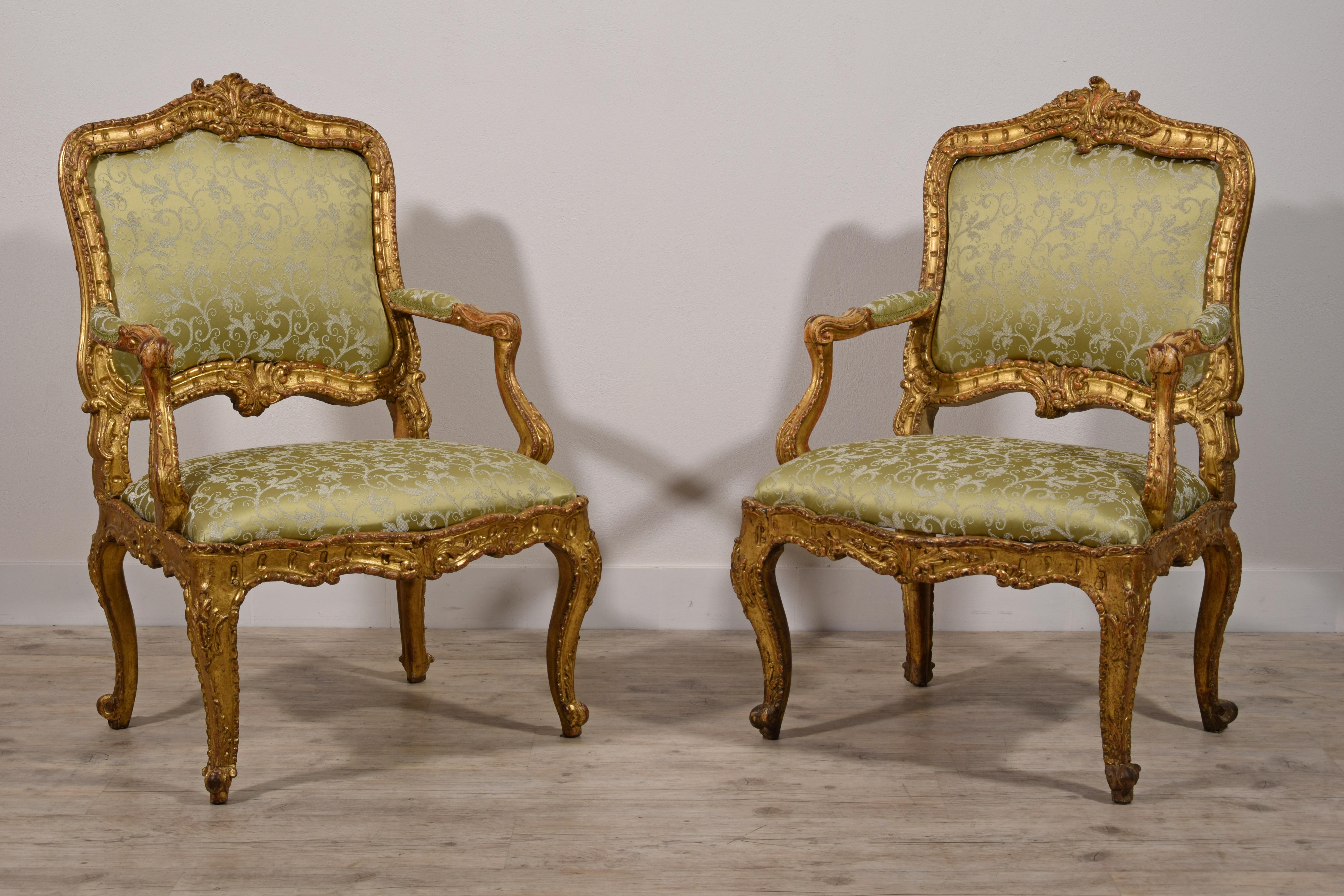 Hand-Carved 18th Century Pair of Italian Louis XV Carved Giltwood Armchairs For Sale