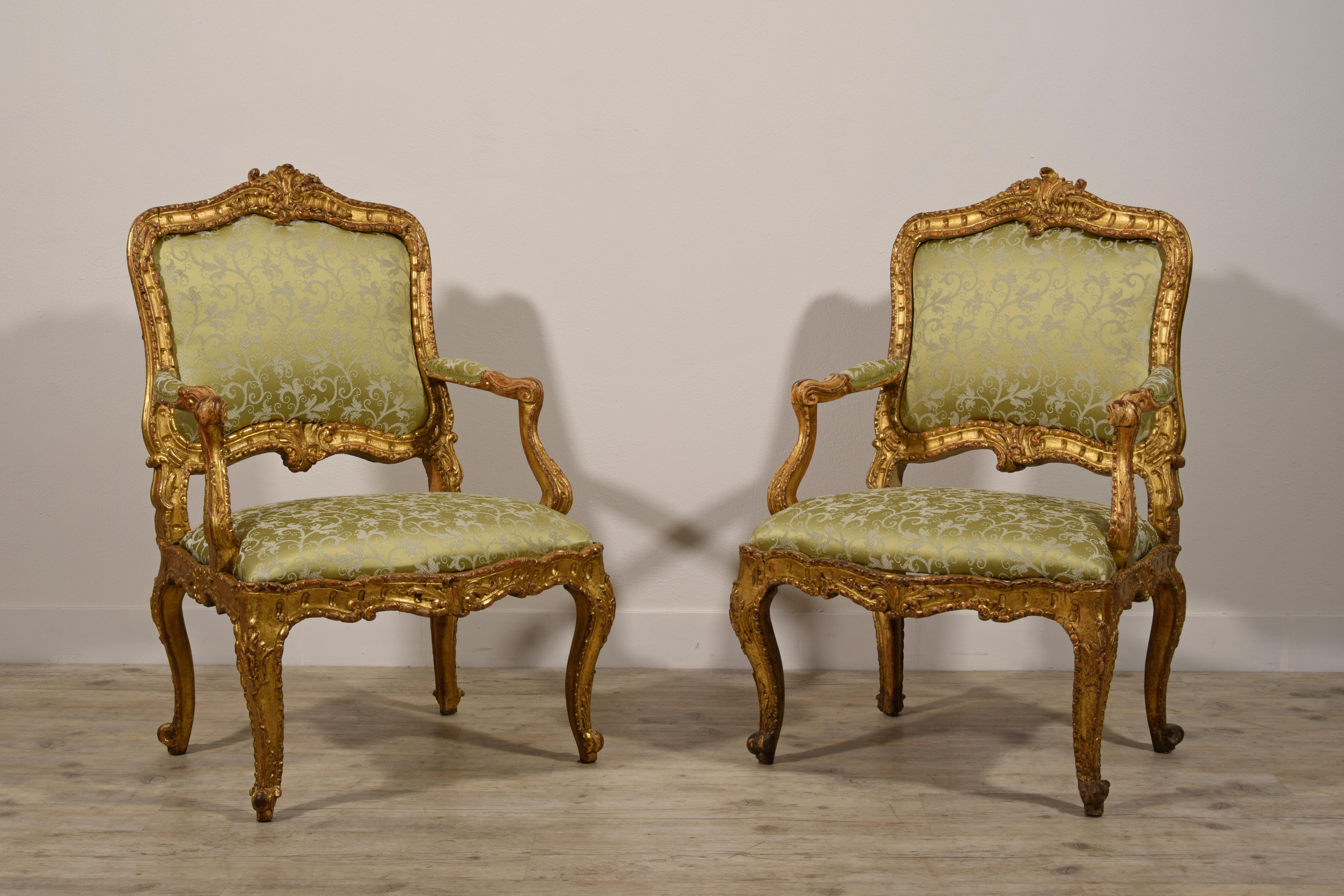 18th Century Pair of Italian Louis XV Carved Giltwood Armchairs For Sale 1