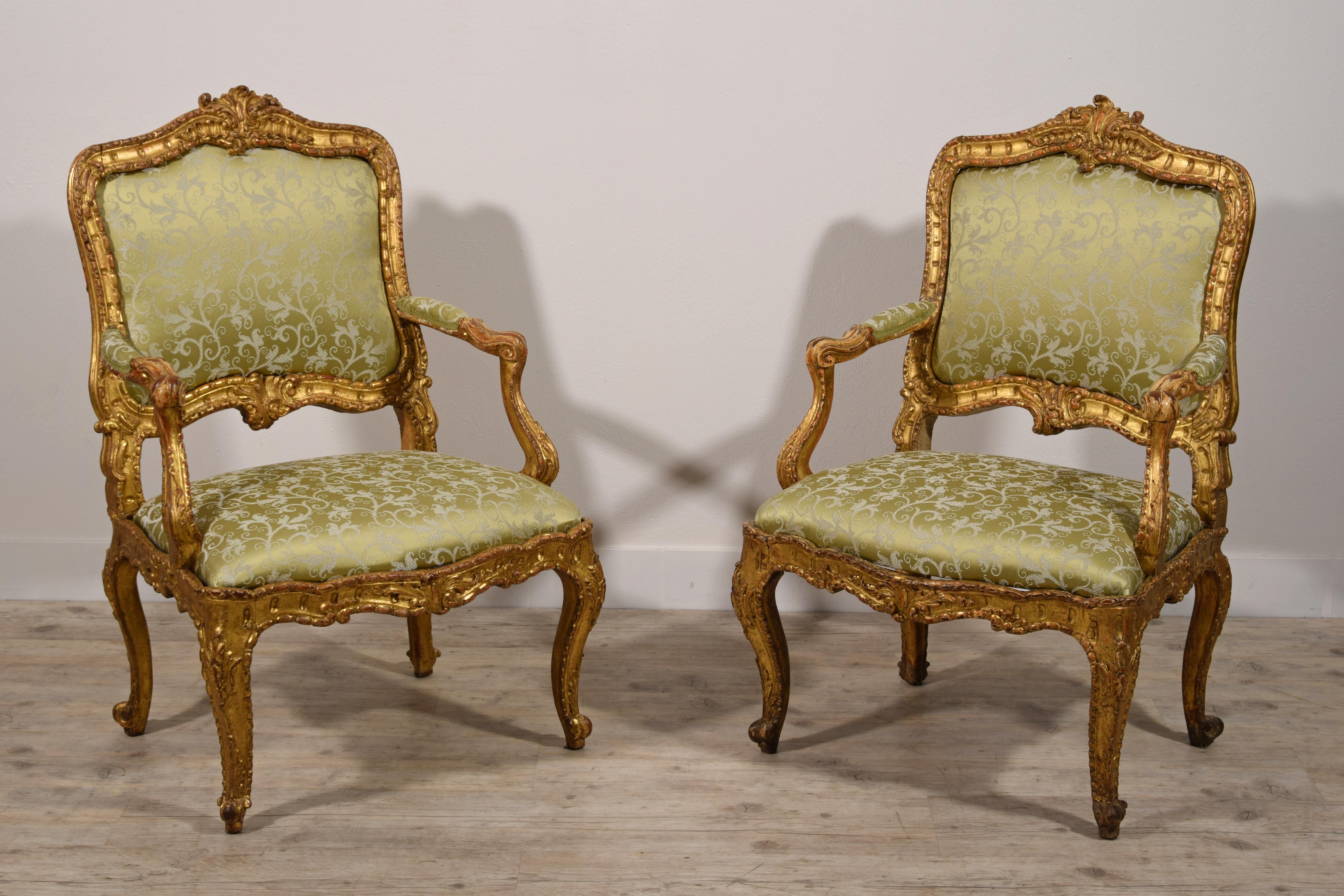 18. Jahrhundert Paar italienische Louis XV-Sessel aus geschnitztem Giltwood (Vergoldetes Holz) im Angebot