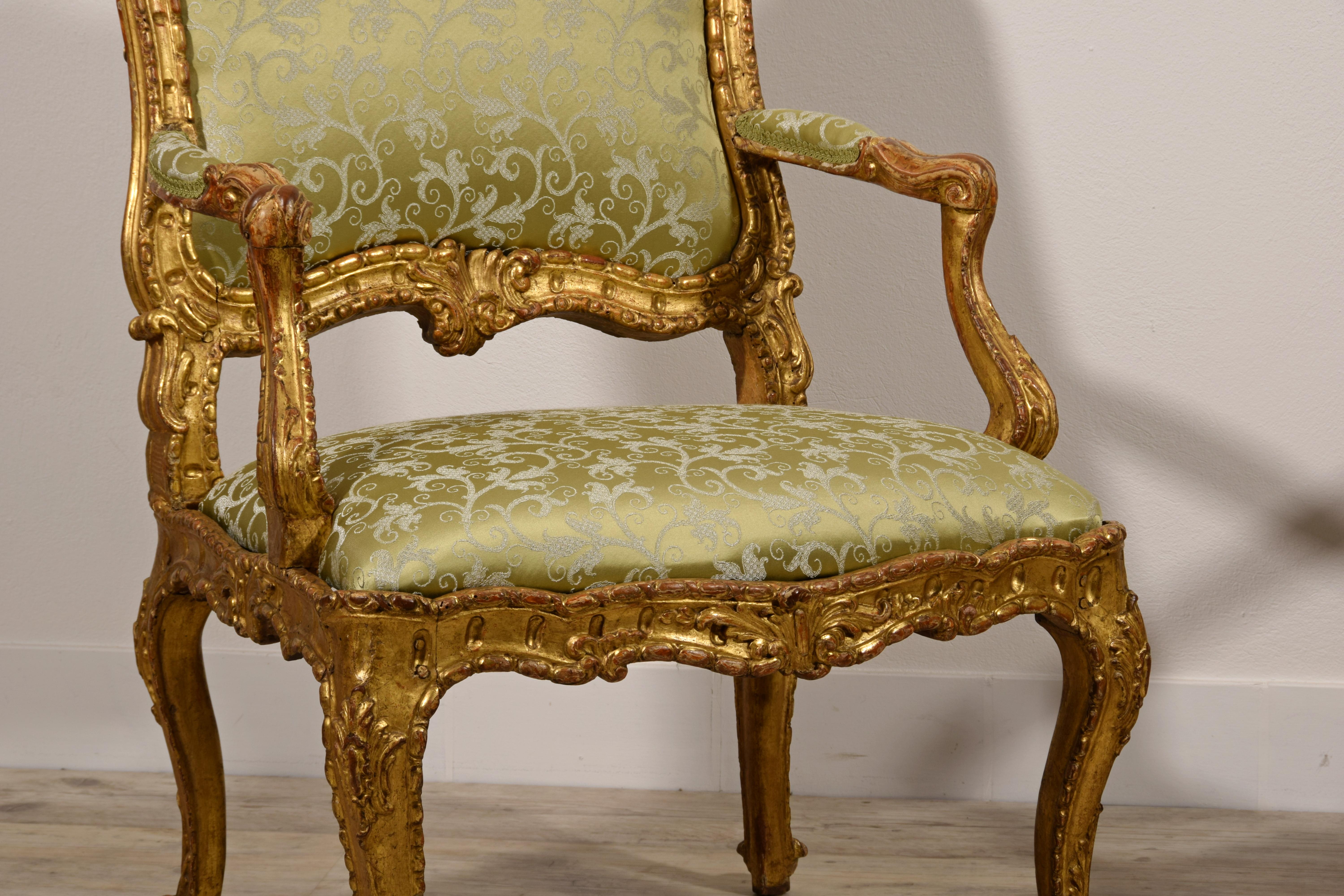 Paire de fauteuils italiens Louis XV en bois doré sculpté du XVIIIe siècle en vente 2