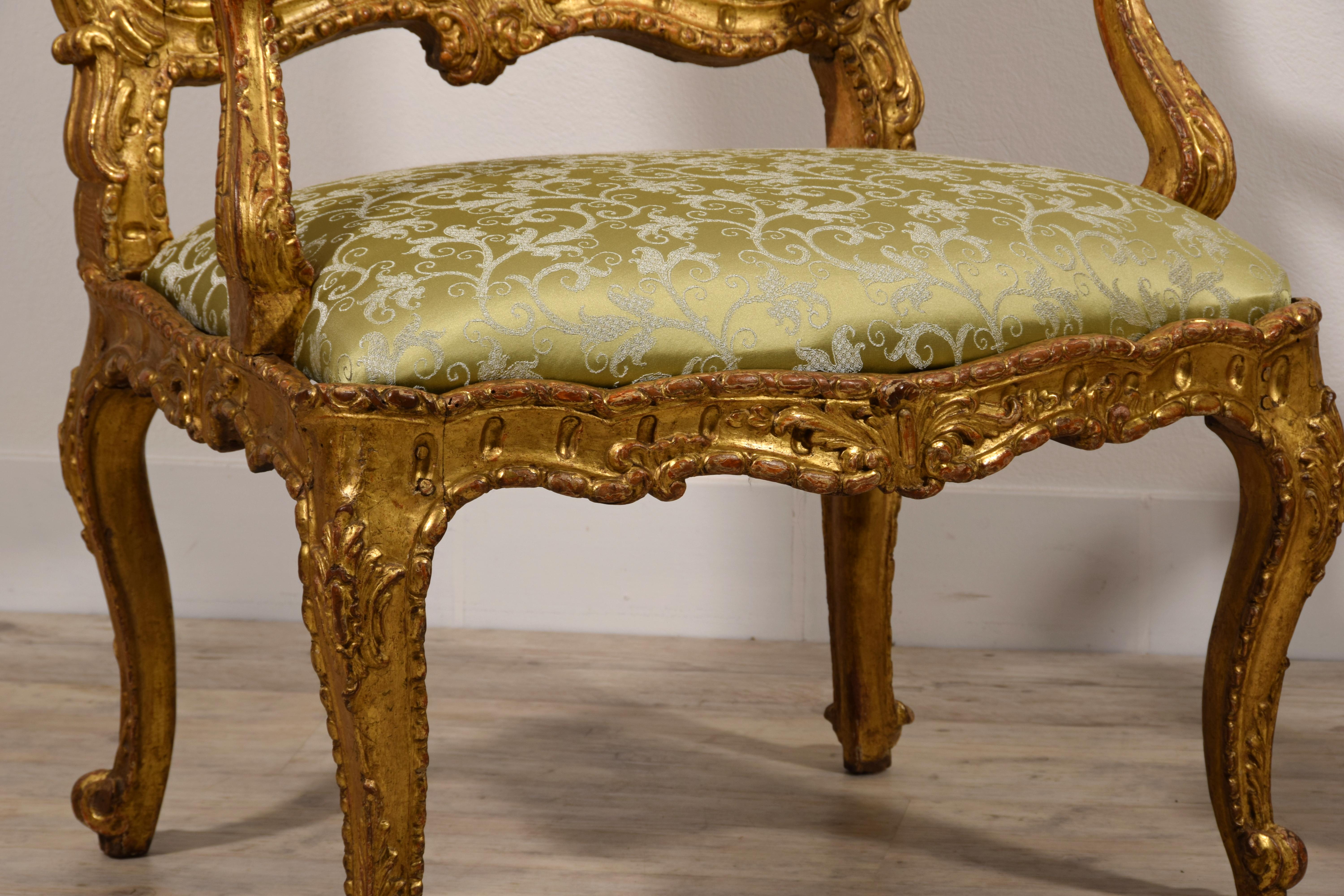 Paire de fauteuils italiens Louis XV en bois doré sculpté du XVIIIe siècle en vente 3
