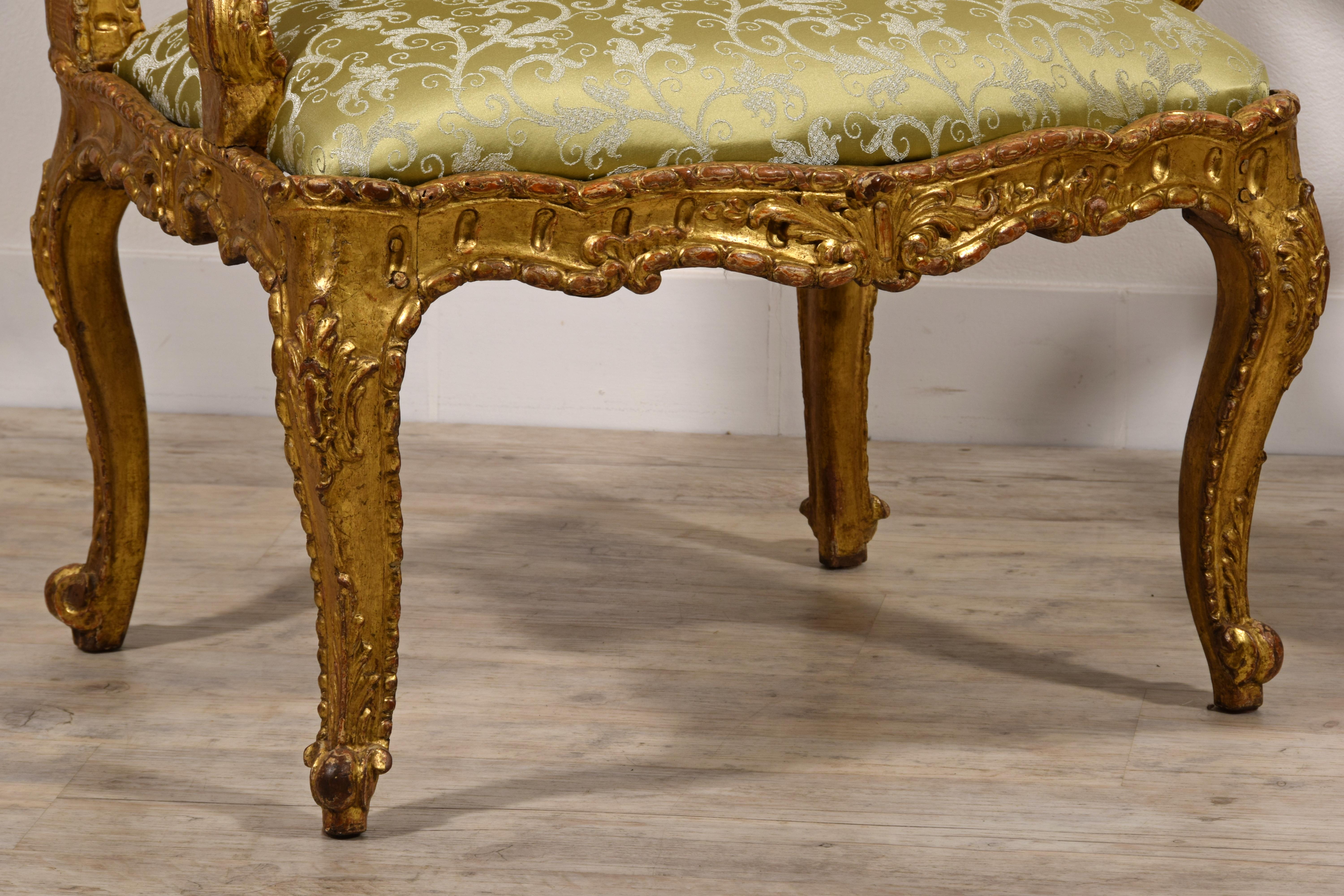 Paire de fauteuils italiens Louis XV en bois doré sculpté du XVIIIe siècle en vente 5