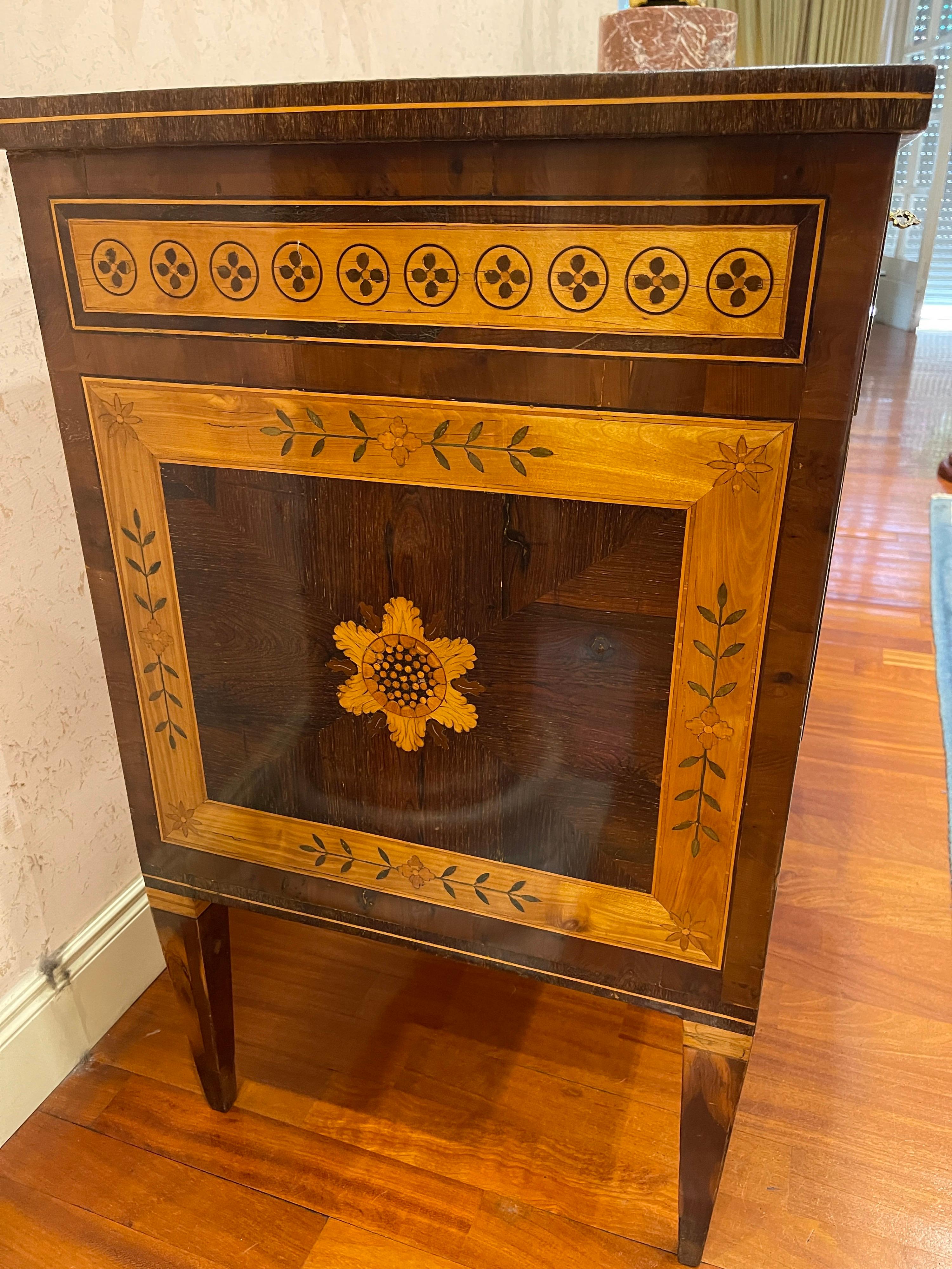 18th Century Pair of Italian Louis XVI Walnut Rosewood Chest of Drawers 1780 7