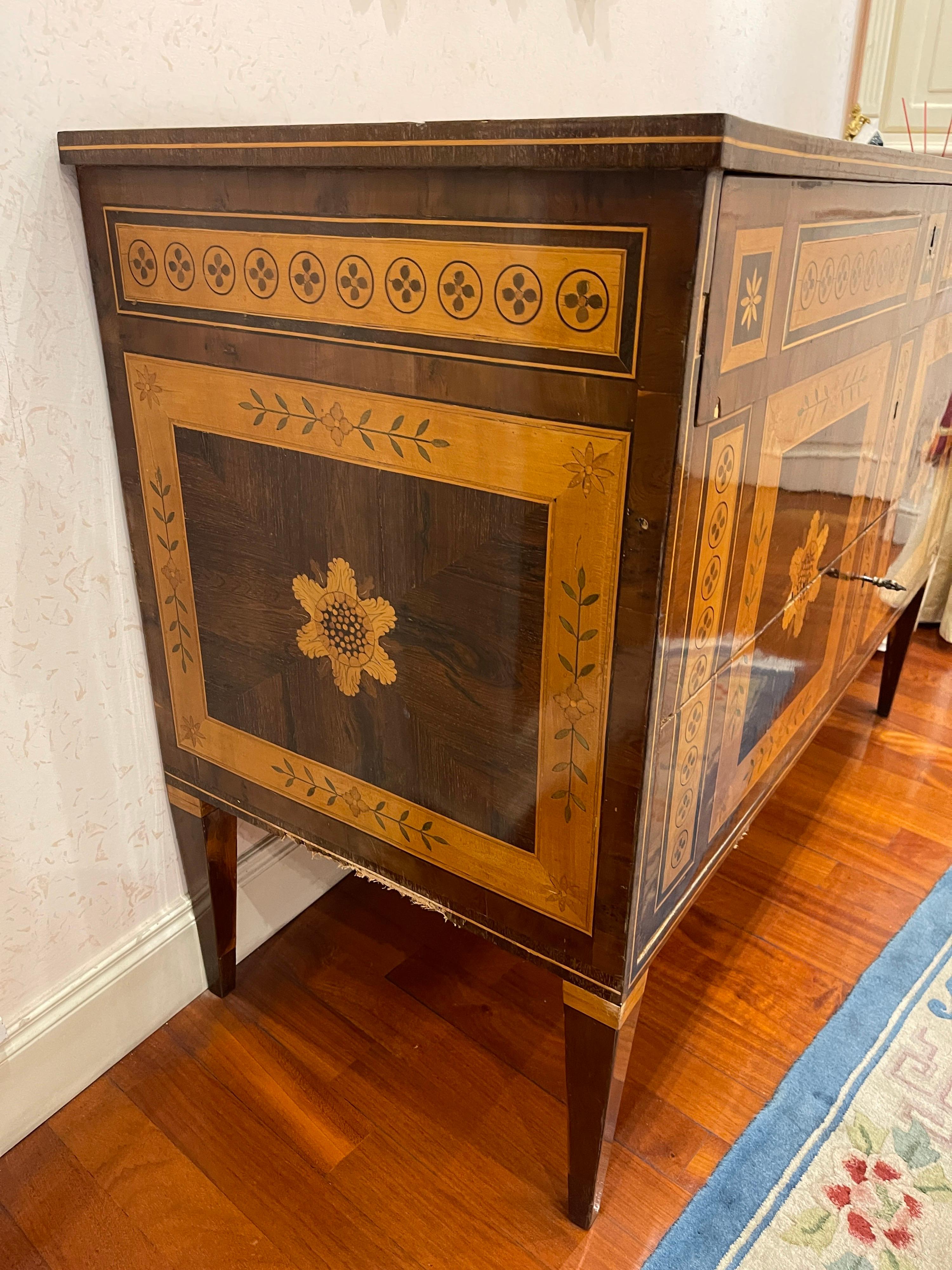 18th Century Pair of Italian Louis XVI Walnut Rosewood Chest of Drawers 1780 8