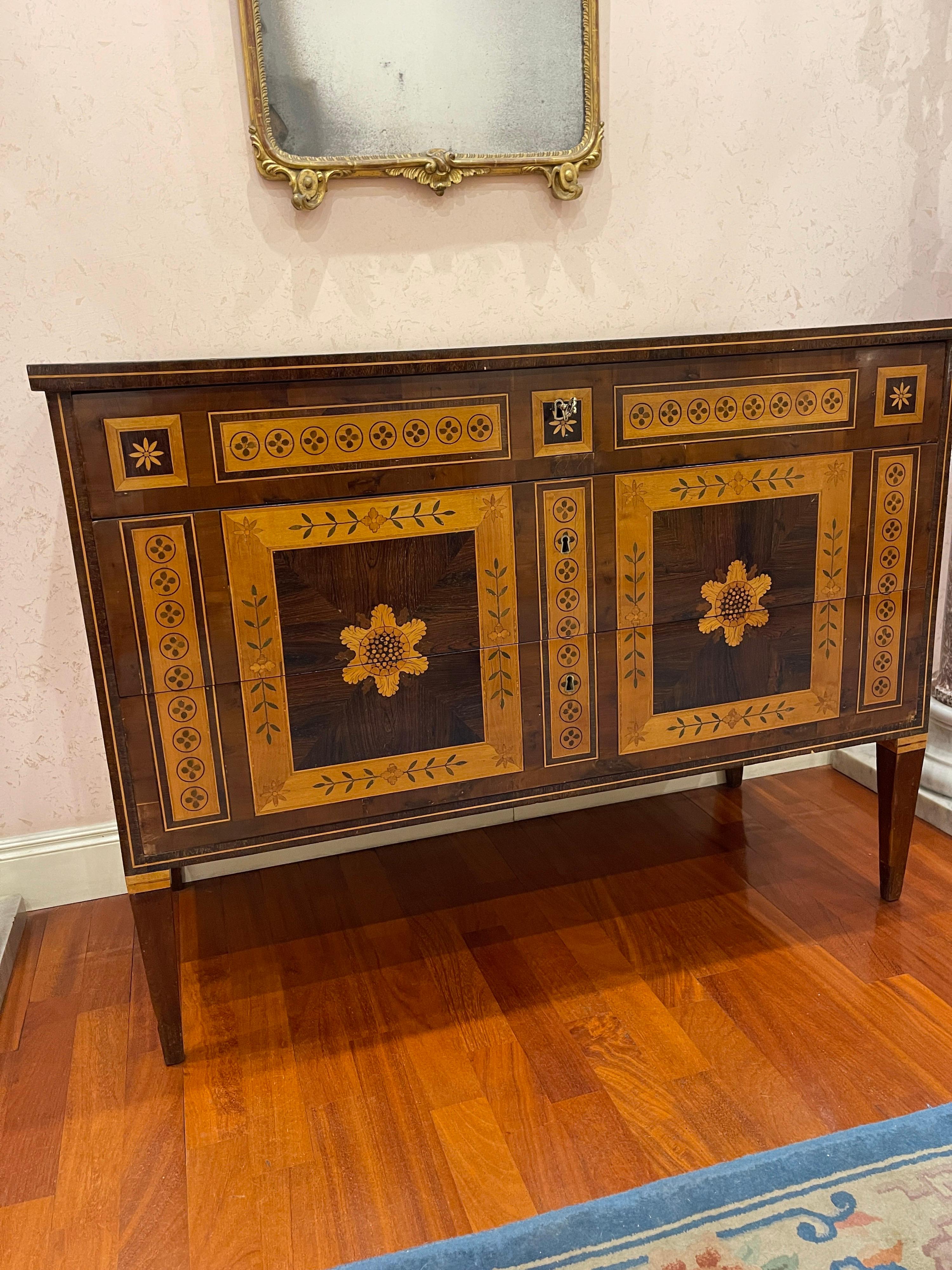 18th Century Pair of Italian Louis XVI Walnut Rosewood Chest of Drawers 1780 In Good Condition In Roma, RM