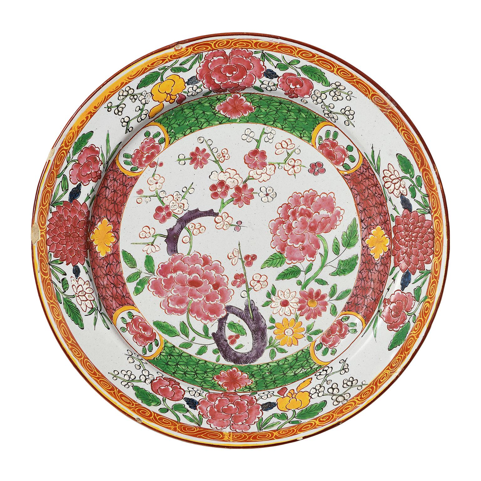 Due piatti in maiolica con decorazione 