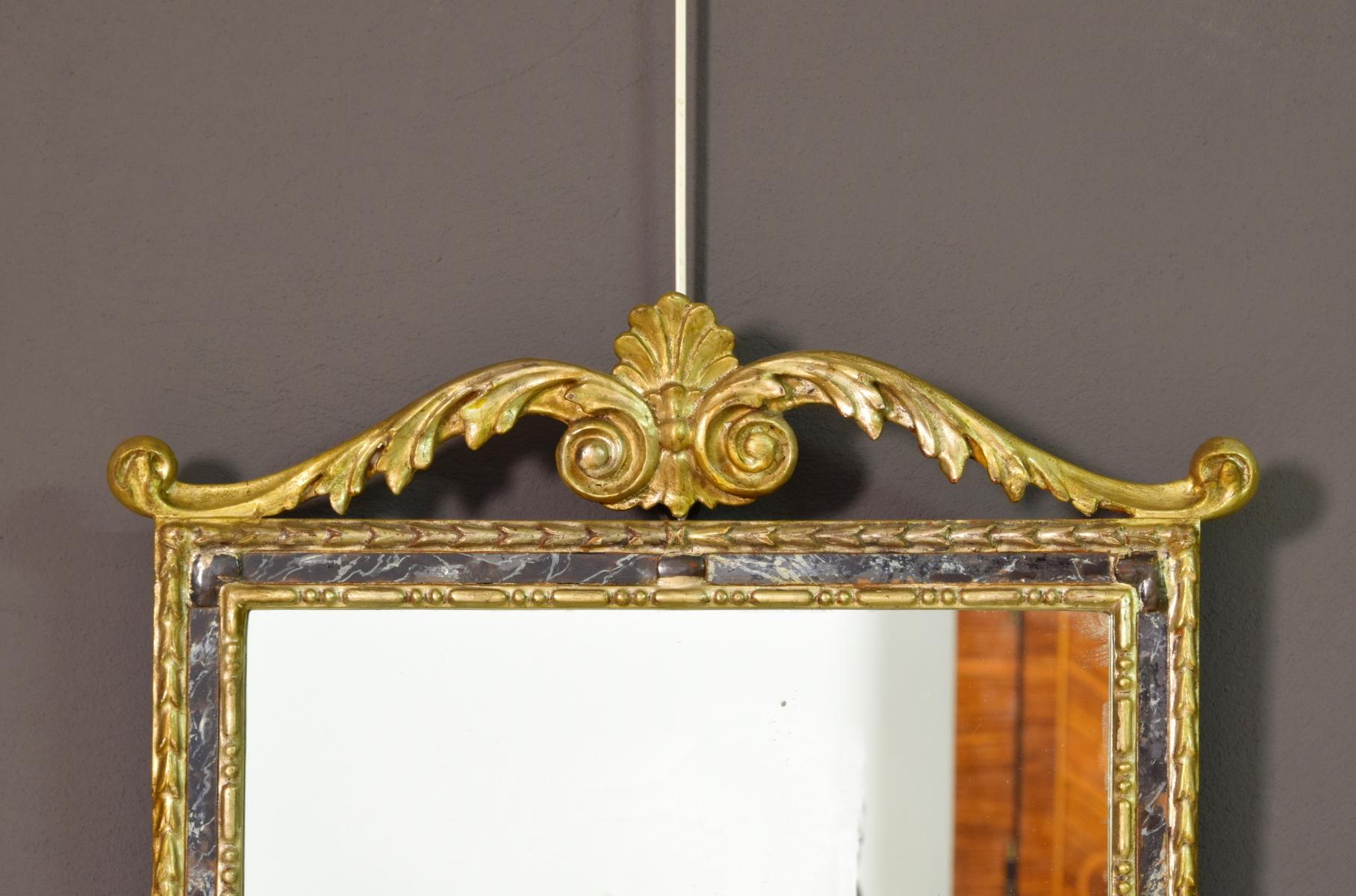 18th Century, Pair of Italian Neoclassical Carved and Giltwood Mirrors For Sale 9