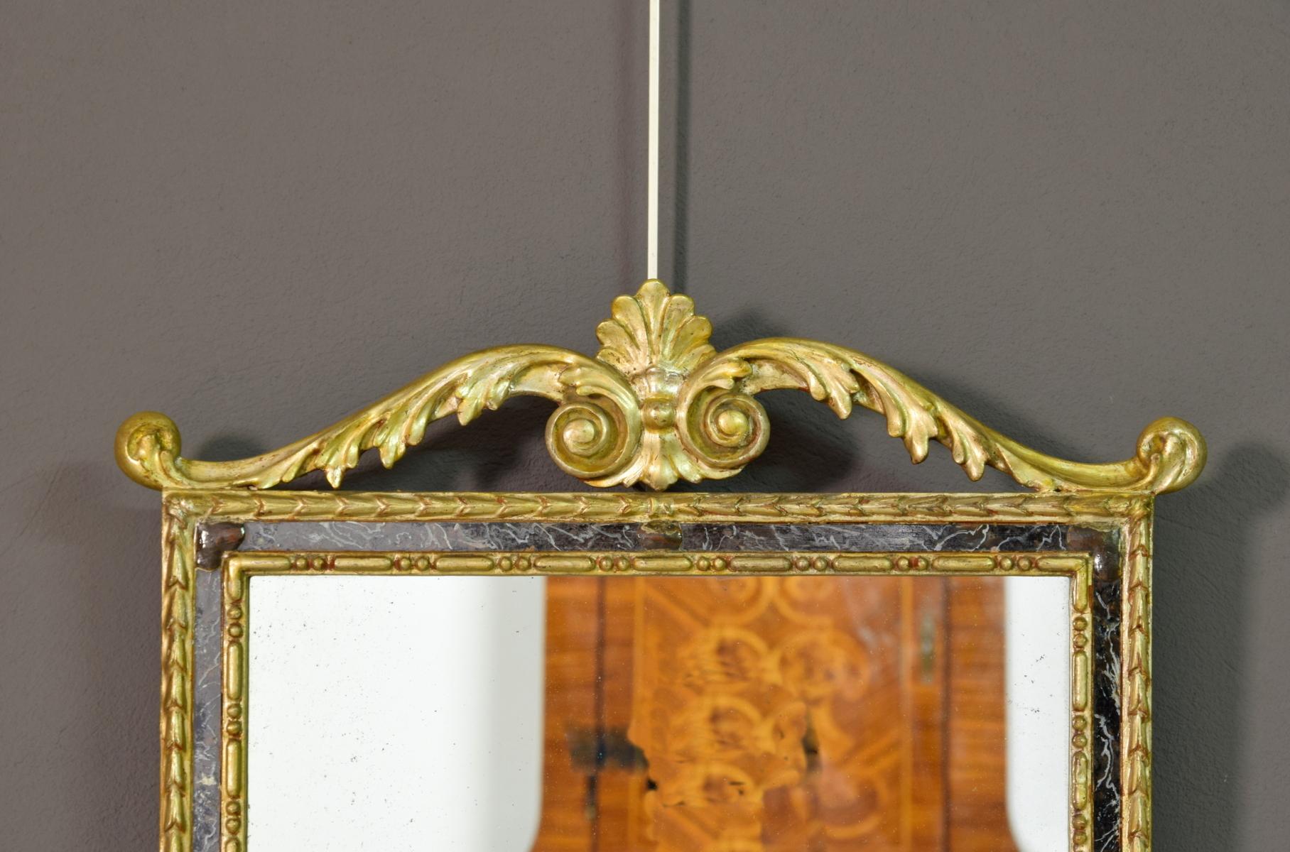 18th Century, Pair of Italian Neoclassical Carved and Giltwood Mirrors For Sale 10