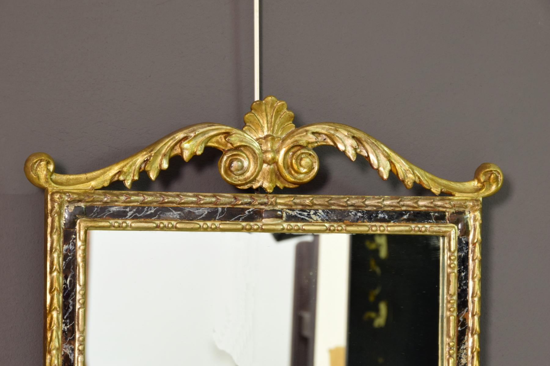 18th Century, Pair of Italian Neoclassical Carved and Giltwood Mirrors For Sale 11