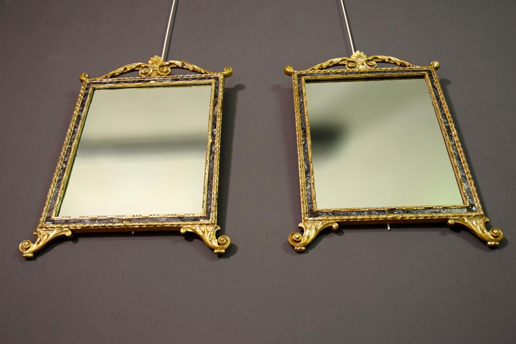 Sculpté à la main 18ème siècle:: Paire de miroirs italiens néoclassiques sculptés et en bois doré en vente