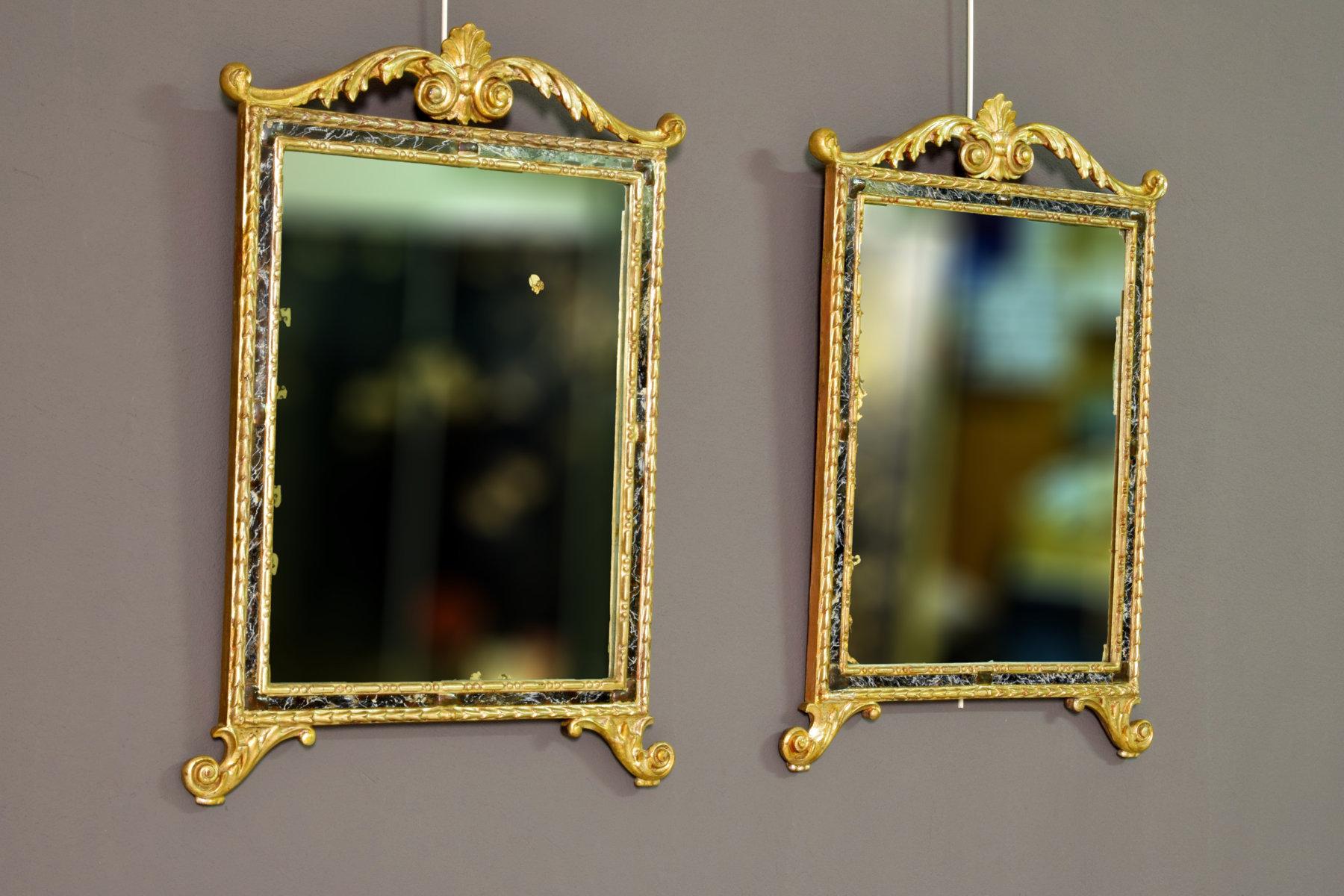 18. Jahrhundert:: Paar italienische neoklassizistische Spiegel mit Schnitzereien und Giltwood (Handgeschnitzt) im Angebot