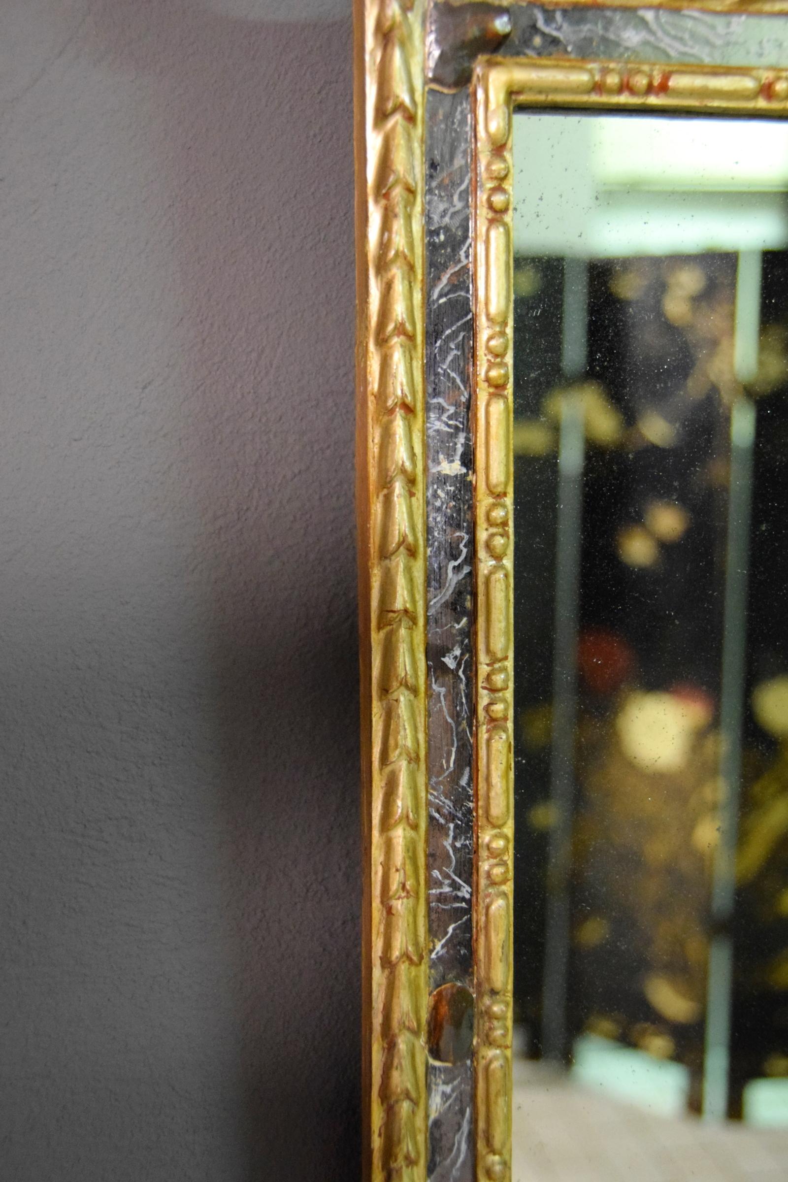 Miroir 18ème siècle:: Paire de miroirs italiens néoclassiques sculptés et en bois doré en vente
