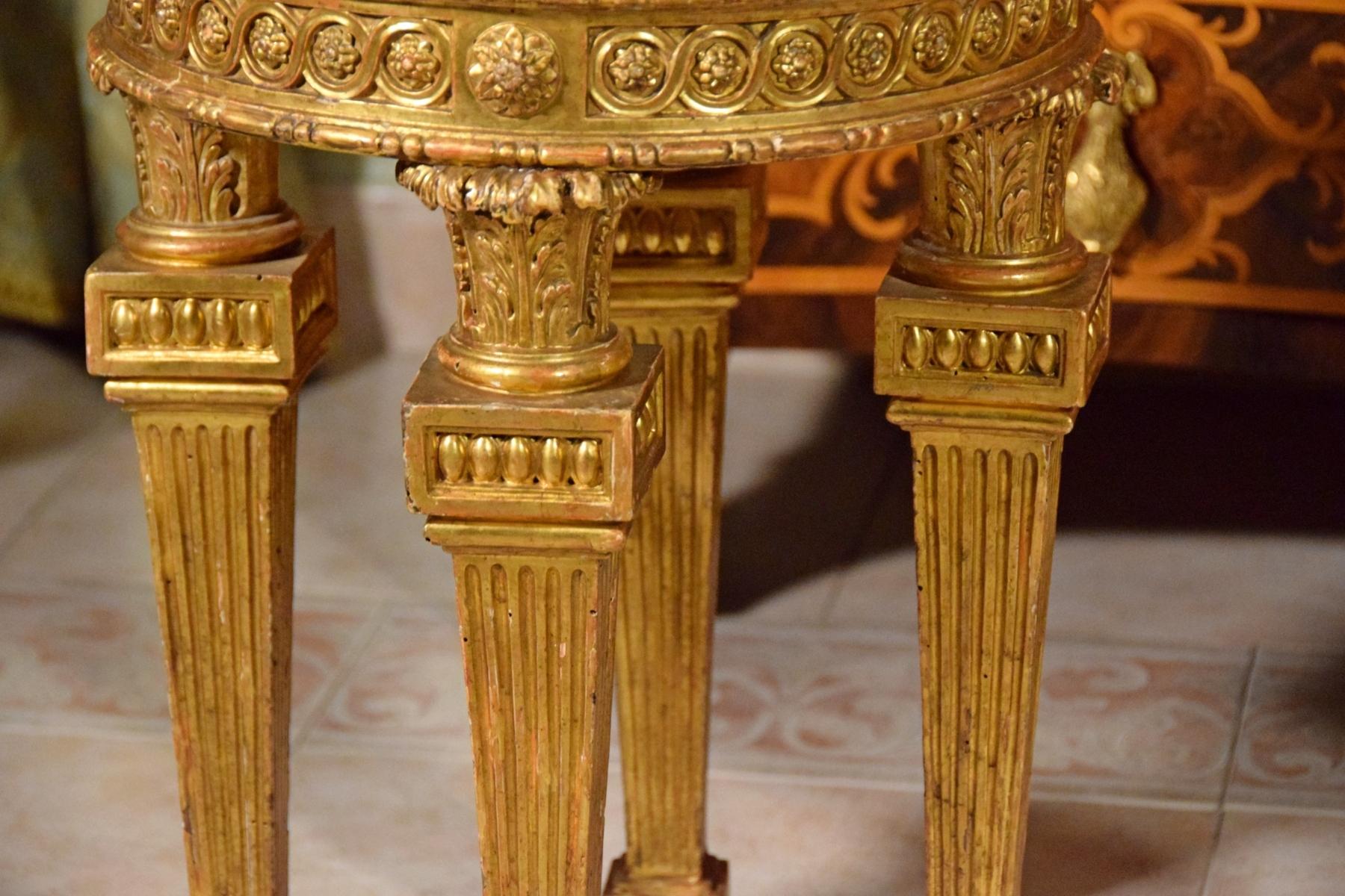 Paire de tabourets néoclassiques italiens en bois doré sculpté du 18ème siècle en vente 8
