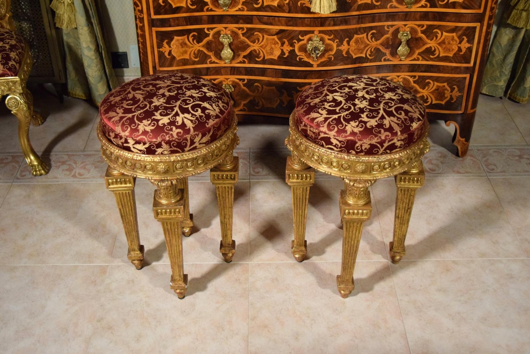 18. Jahrhundert, Paar italienische neoklassische geschnitzte Hocker aus Giltwood (Handgeschnitzt) im Angebot