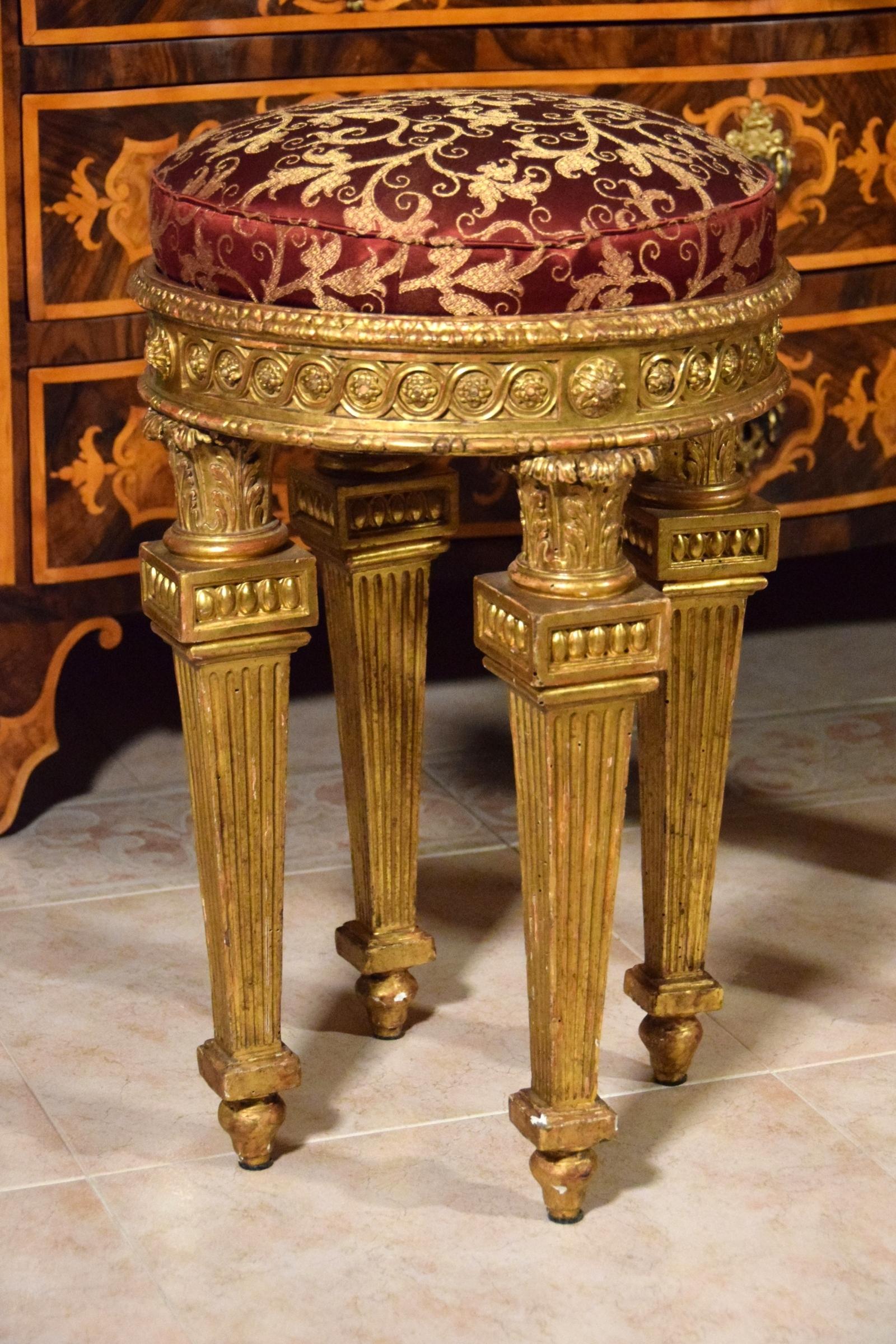 18th Century, Pair of Italian Neoclassical Carved Giltwood Stools For Sale 2