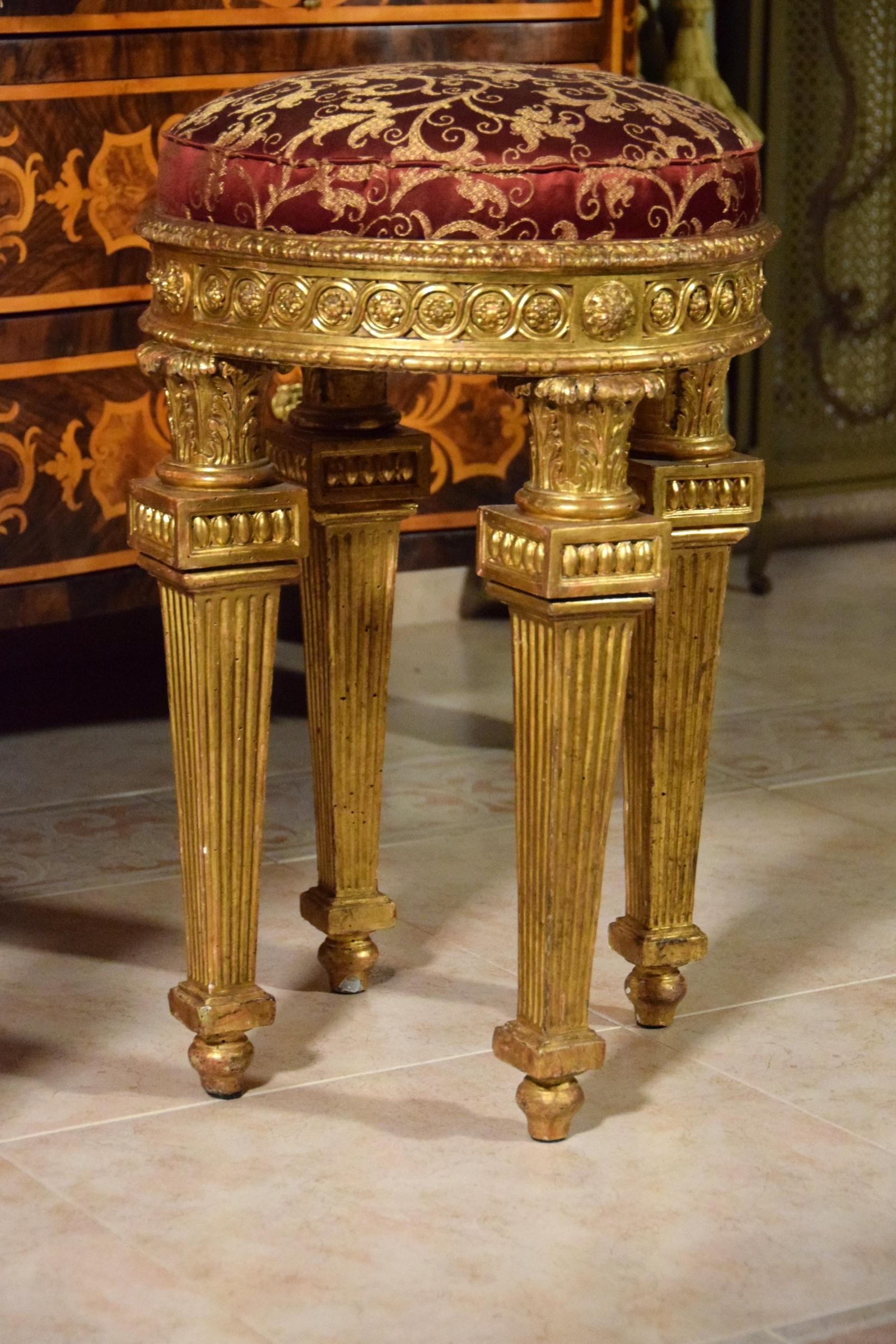 Paire de tabourets néoclassiques italiens en bois doré sculpté du 18ème siècle en vente 2
