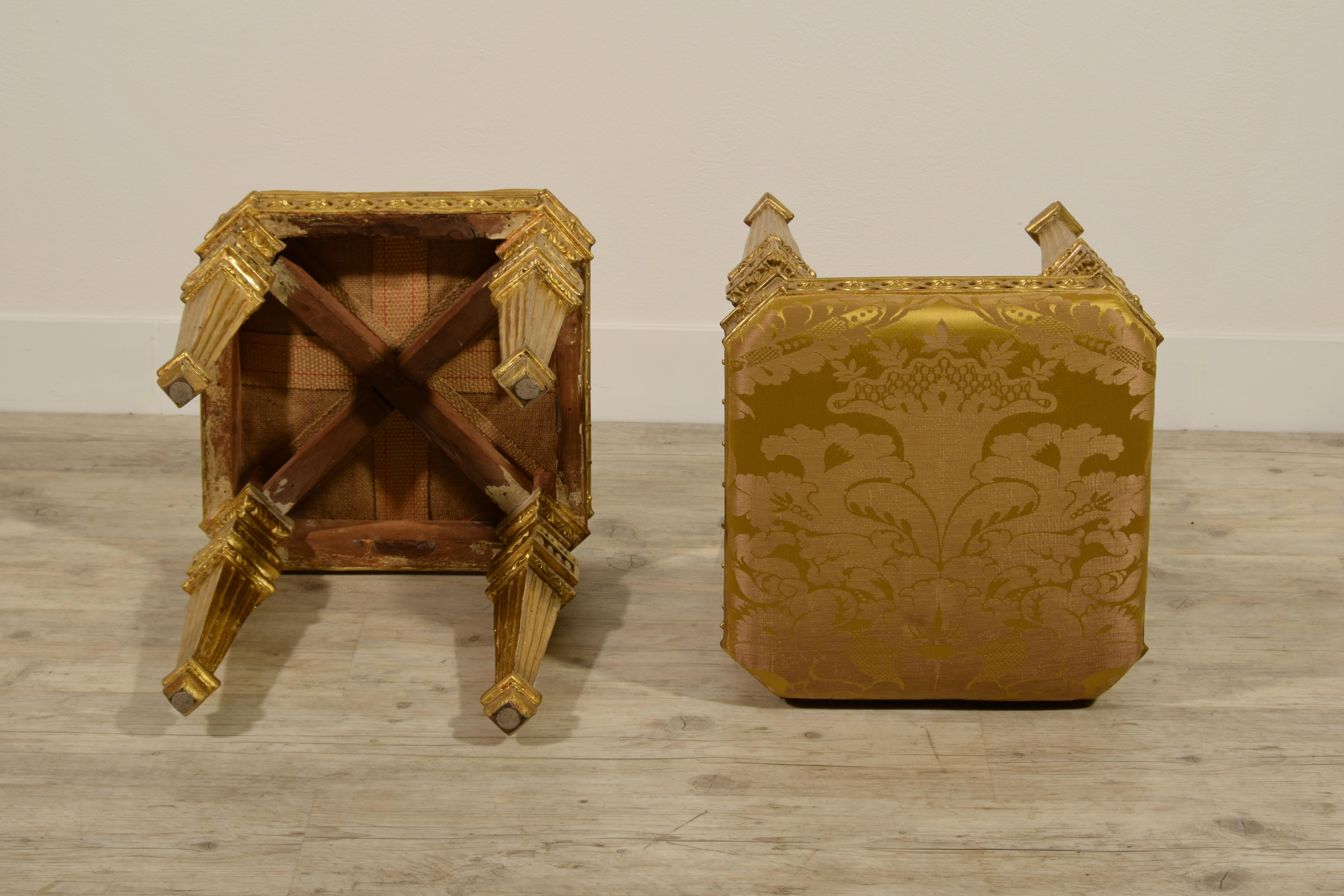 18th Century Pair of Italian Neoclassical Giltwood Stools 7