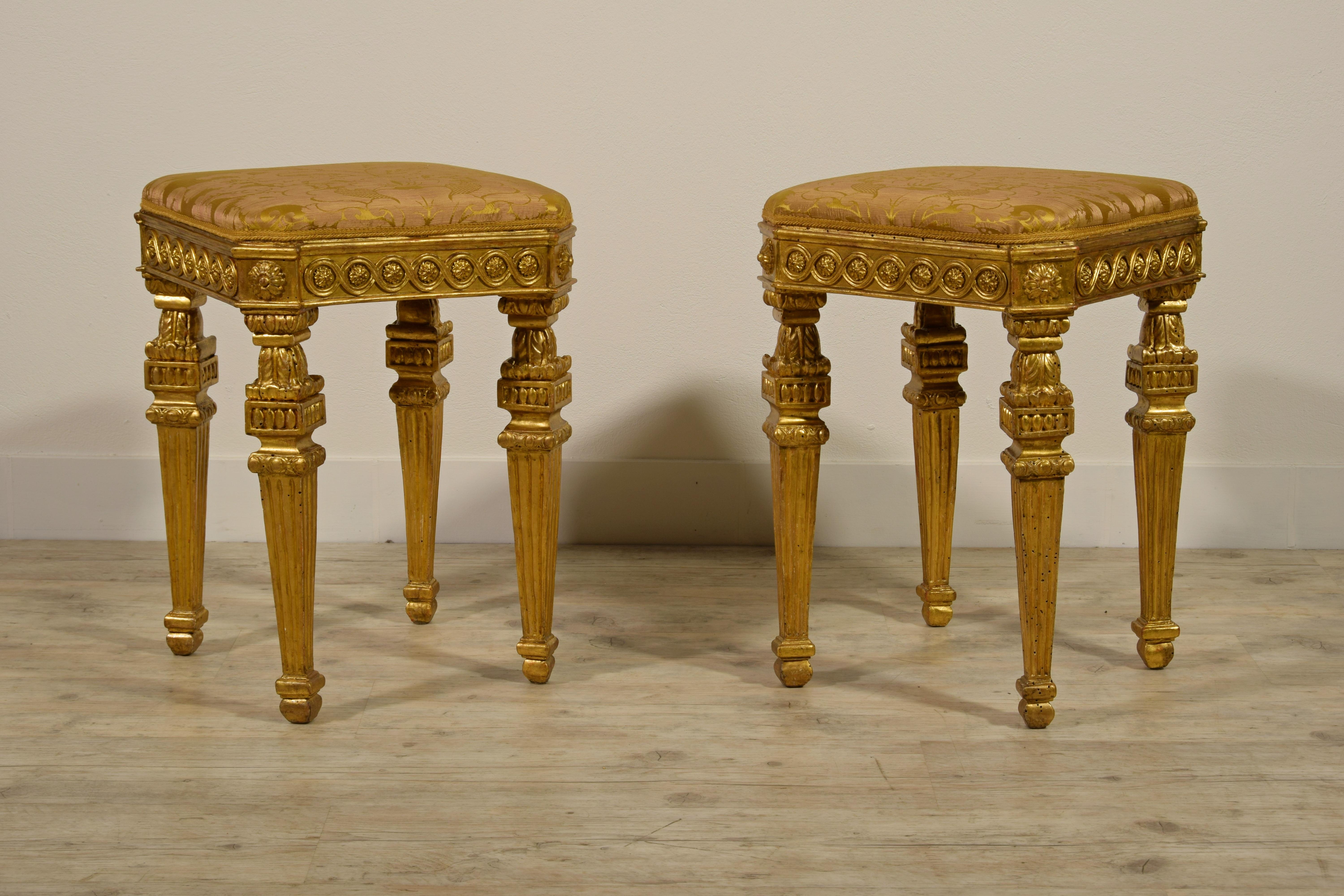18th century pair of Italian neoclassical giltwood stools 

The fine pair of neoclassical stools, made in Sicily, Italy, in the second half of the eighteenth century, consists of a wooden structure finely carved and gilded. The seat, lined in