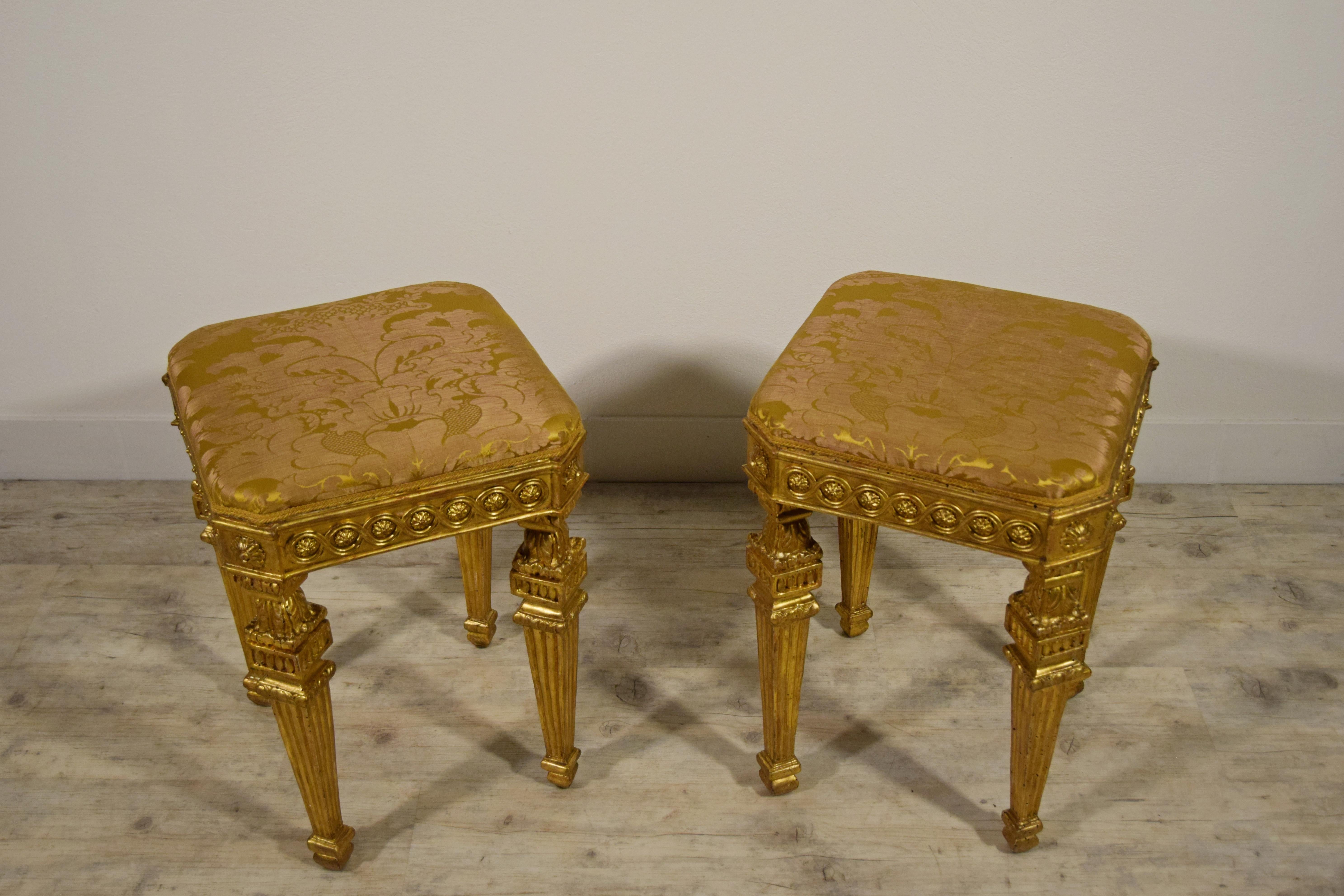 Paar italienische neoklassizistische Hocker aus vergoldetem Holz aus dem 18. Jahrhundert 3
