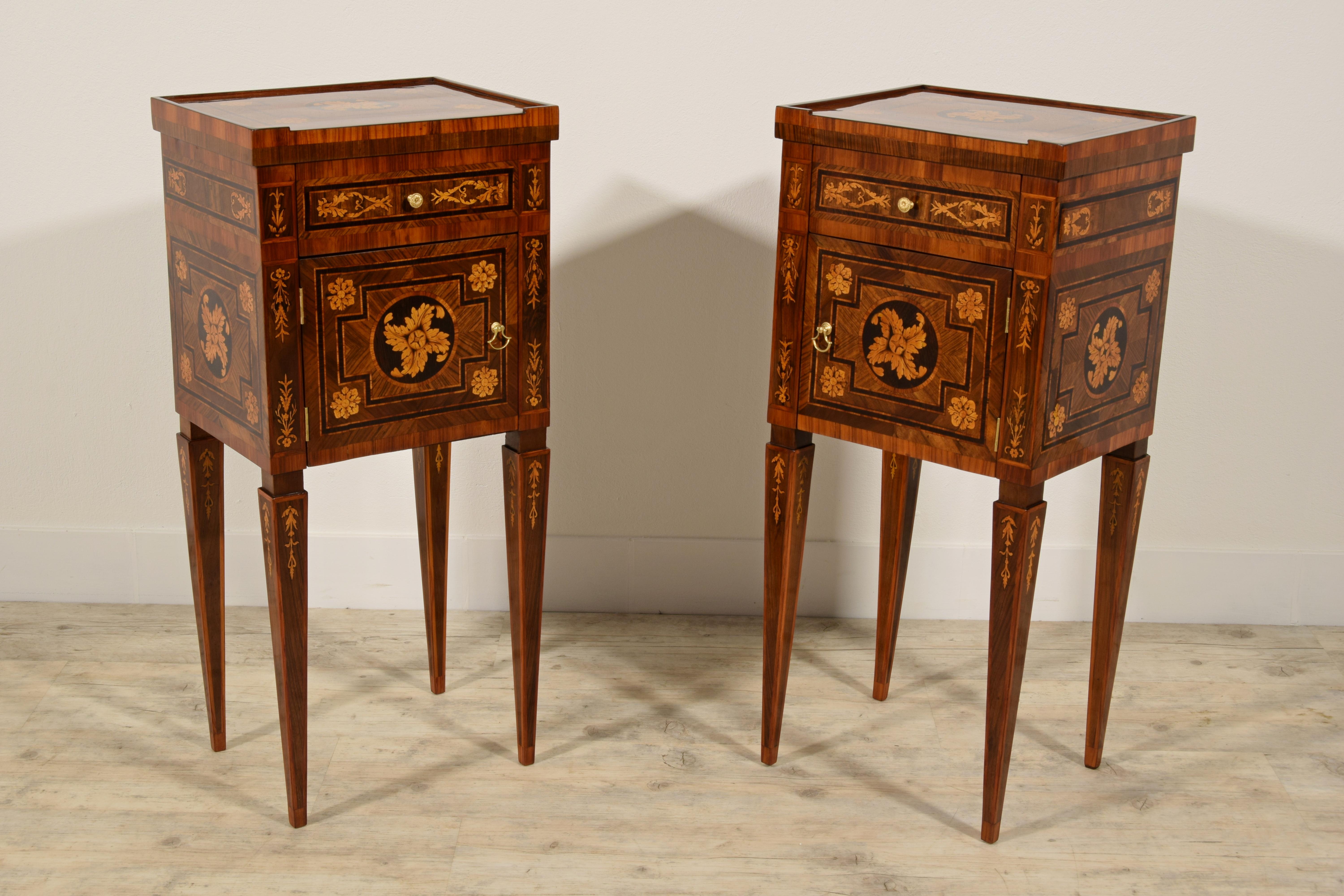 18th century, pair of Italian neoclassical inlaid wood bedside tables

This pair of elegant neoclassical bedside tables was made in Italy in the second half of the 18th century. Each bedside table is equipped with a small drawer and a door. The