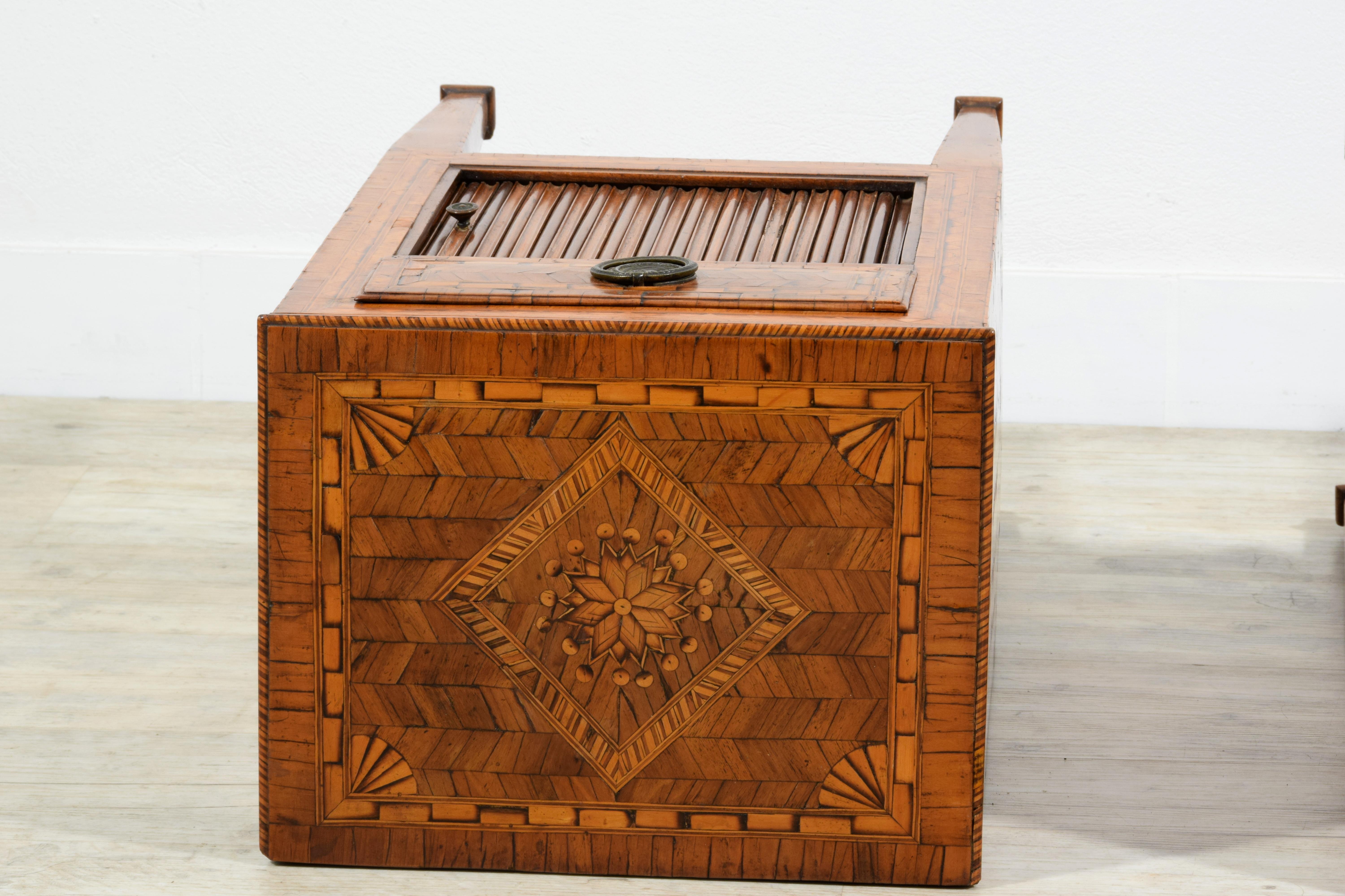 18th century, Pair of Italian Neoclassical Inlay Wood Night Stands For Sale 8