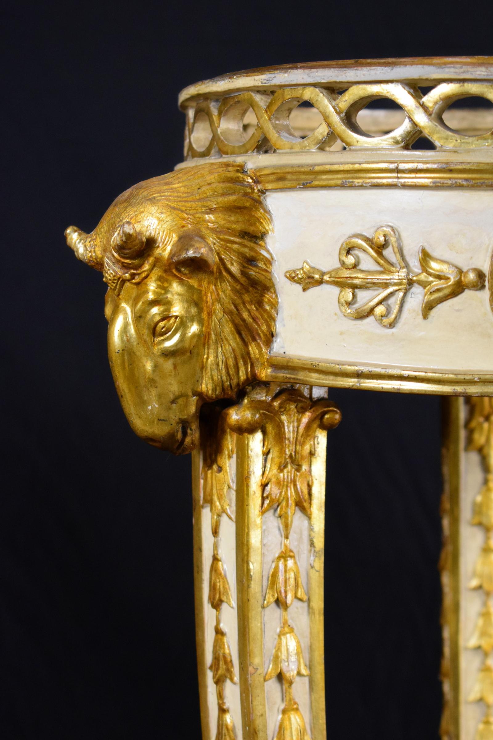 18th Century, Pair of Italian Neoclassical Lacquered and Giltwood Gueridon 8