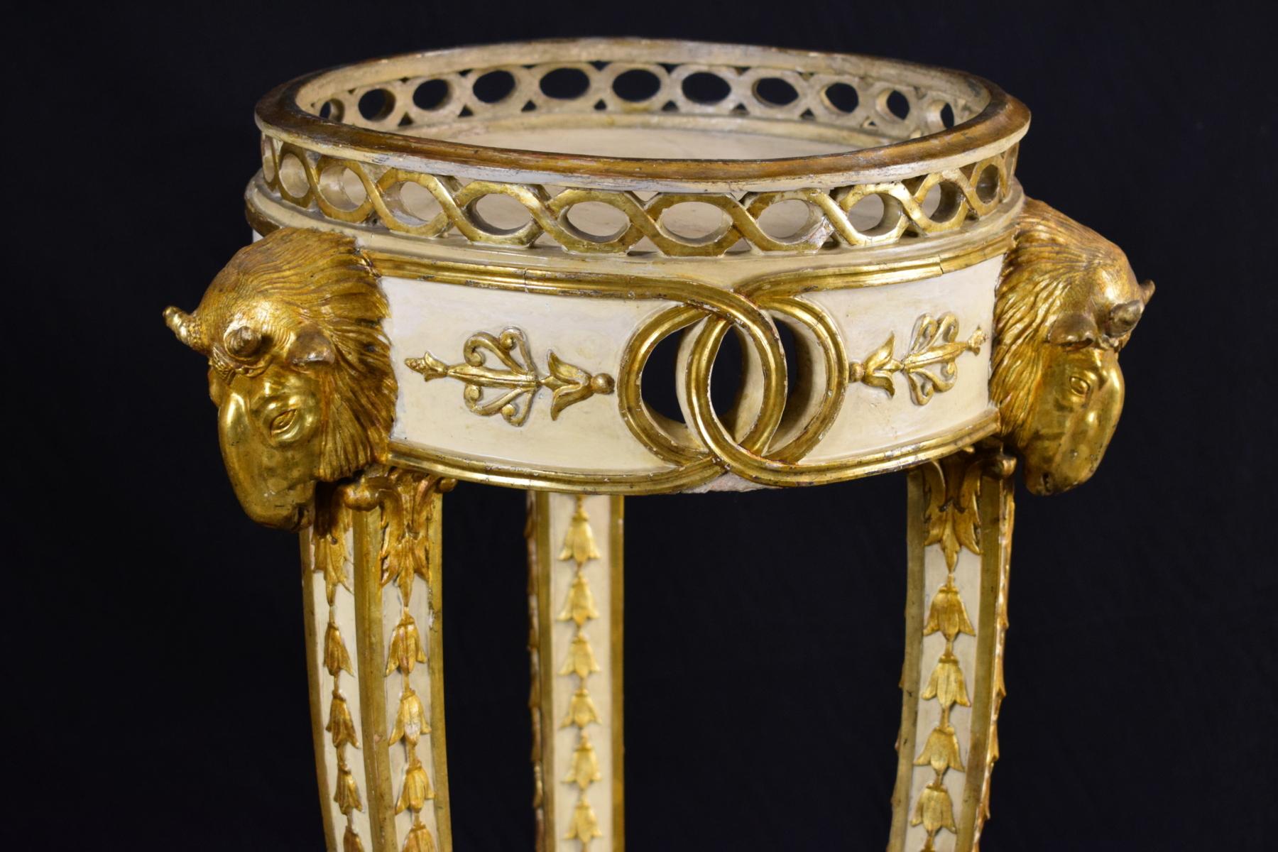 18th Century, Pair of Italian Neoclassical Lacquered and Giltwood Gueridon For Sale 8