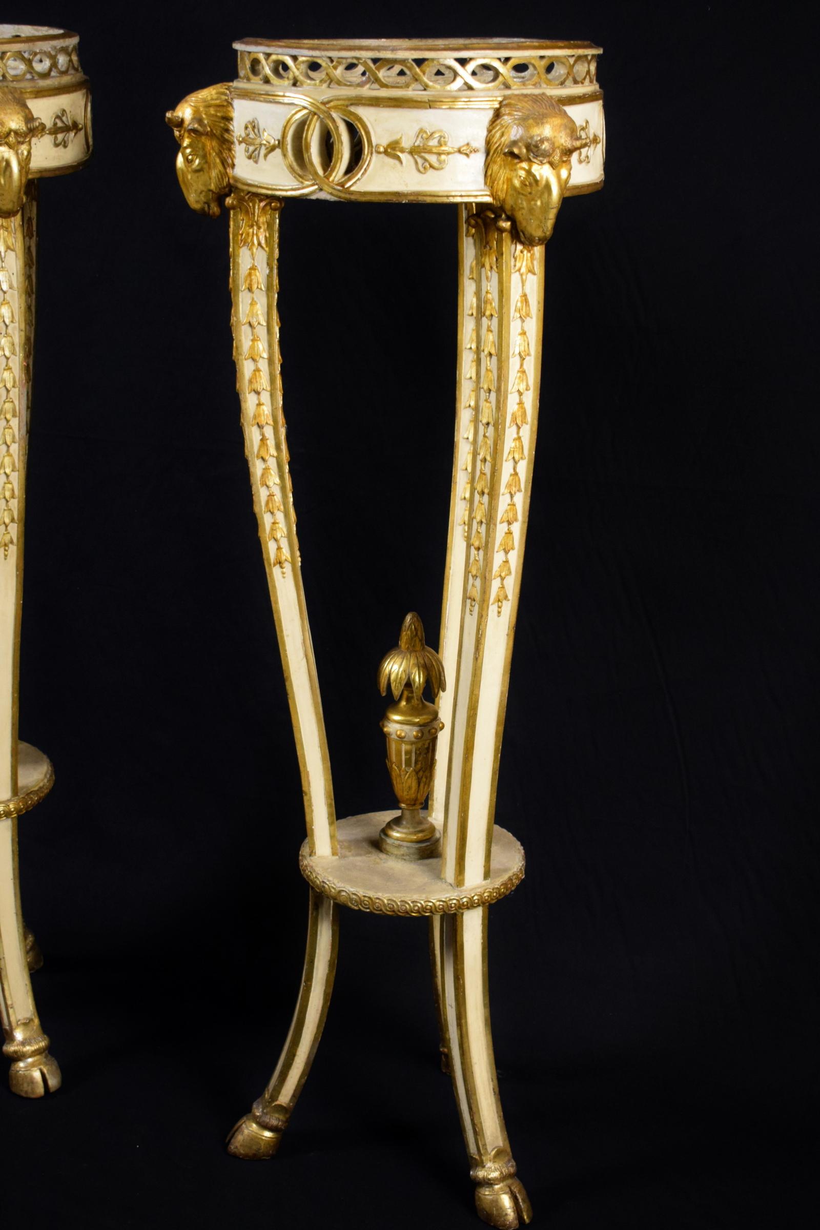 18th Century, Pair of Italian Neoclassical Lacquered and Giltwood Gueridon 12