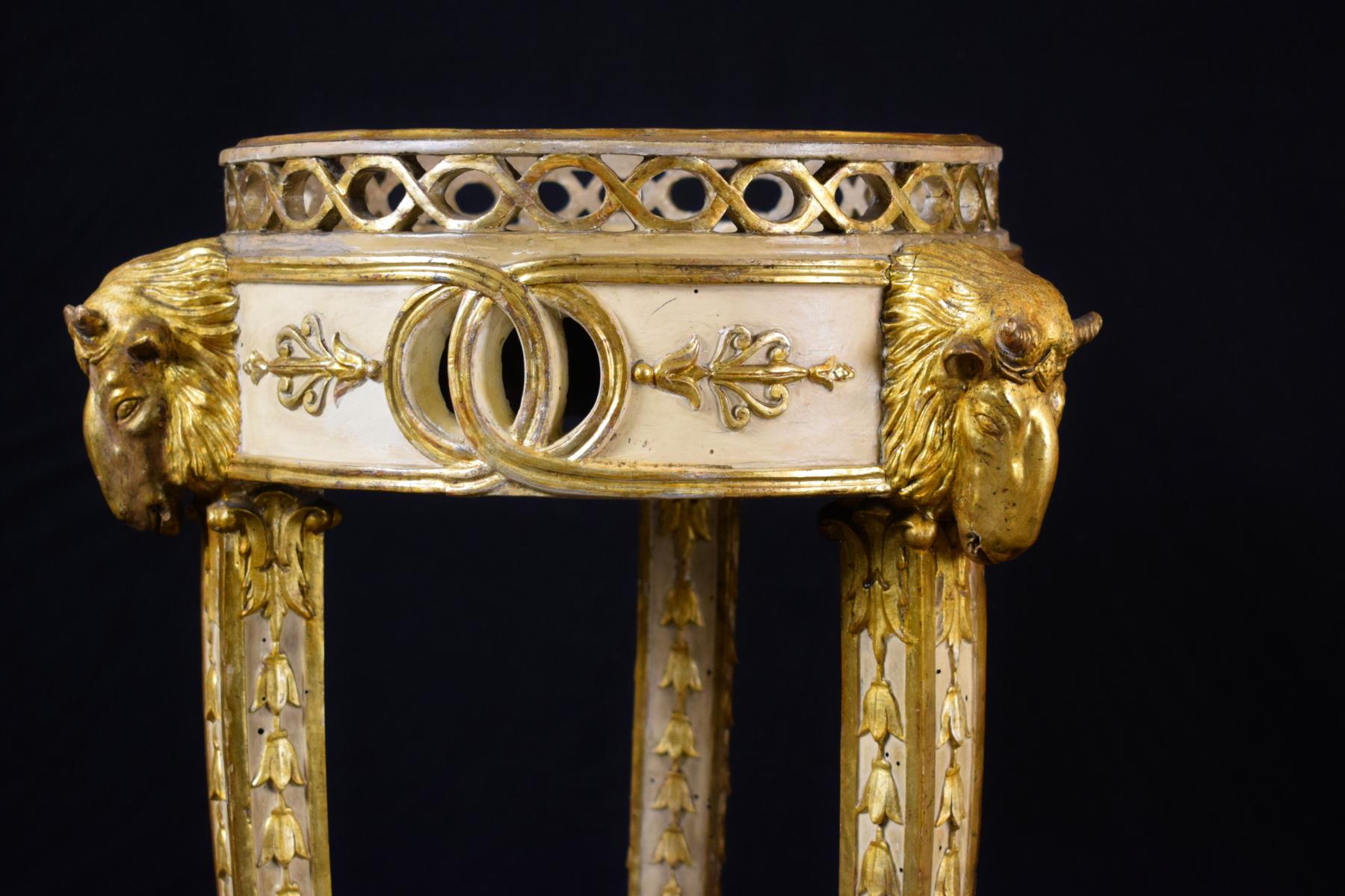 18th Century, Pair of Italian Neoclassical Lacquered and Giltwood Gueridon For Sale 13