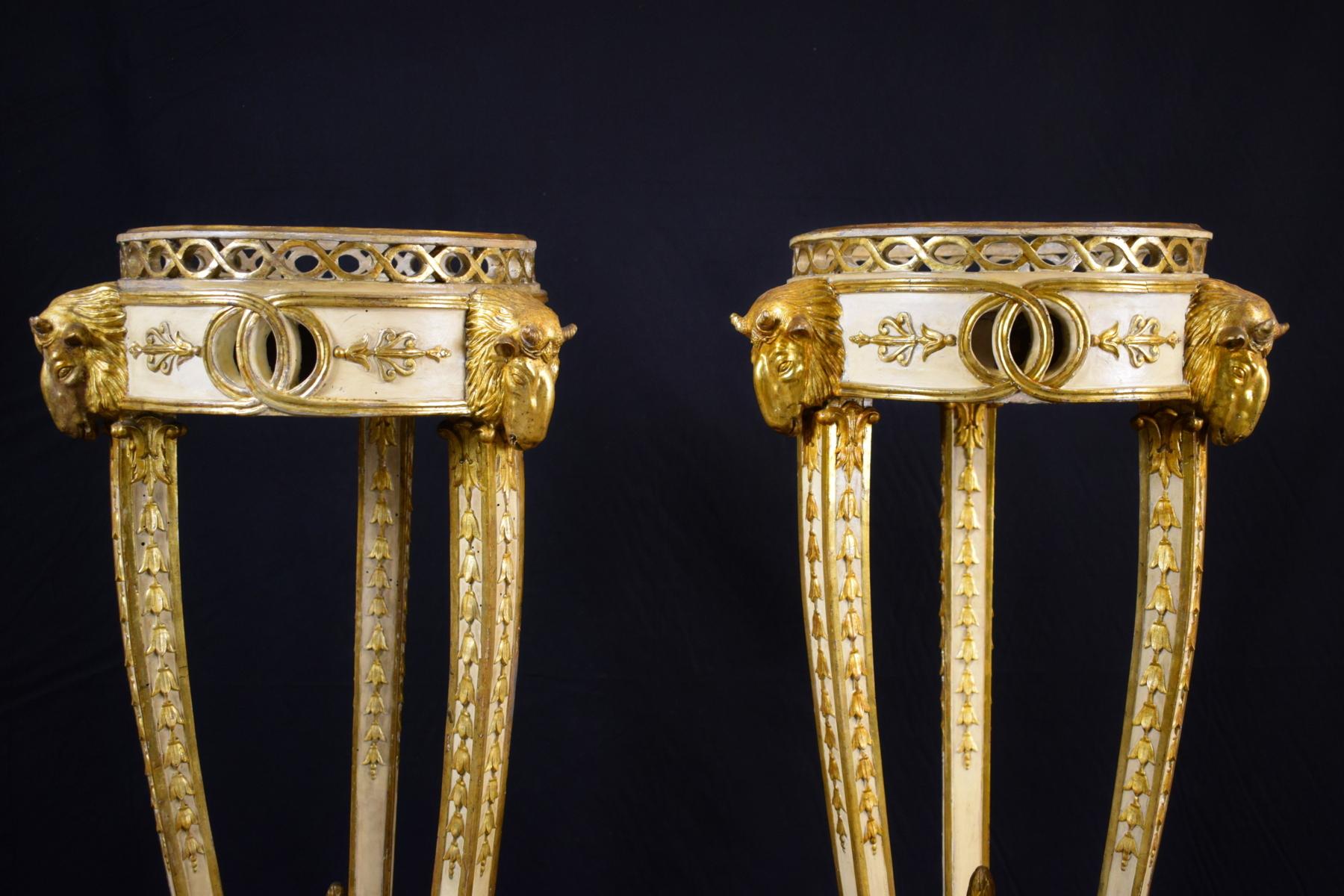 18th Century, Pair of Italian Neoclassical Lacquered and Giltwood Gueridon For Sale 14
