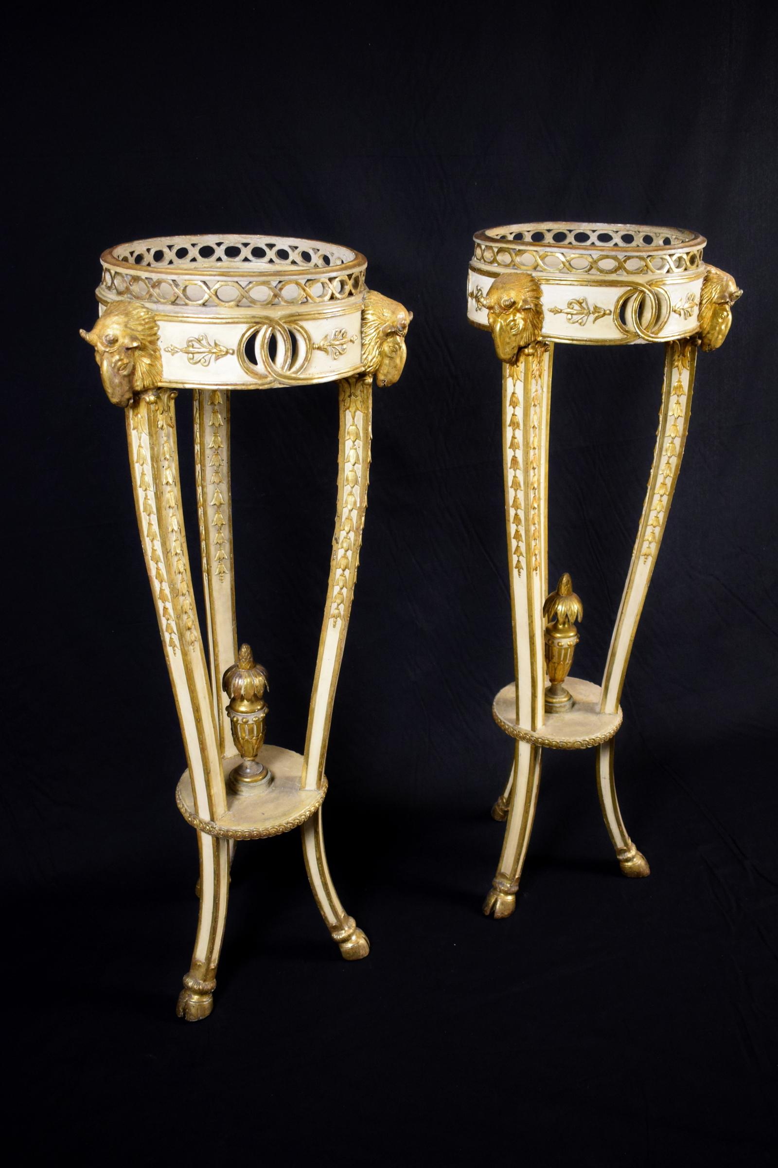 18th century, pair of Italian neoclassical lacquered and giltwood gueridon 
Measurements: height 126 x max diameter 44 cm; diameter at the top 33 cm

This fine pair of guéridon was made in Italy in the late 18th century, in the neoclassical era.