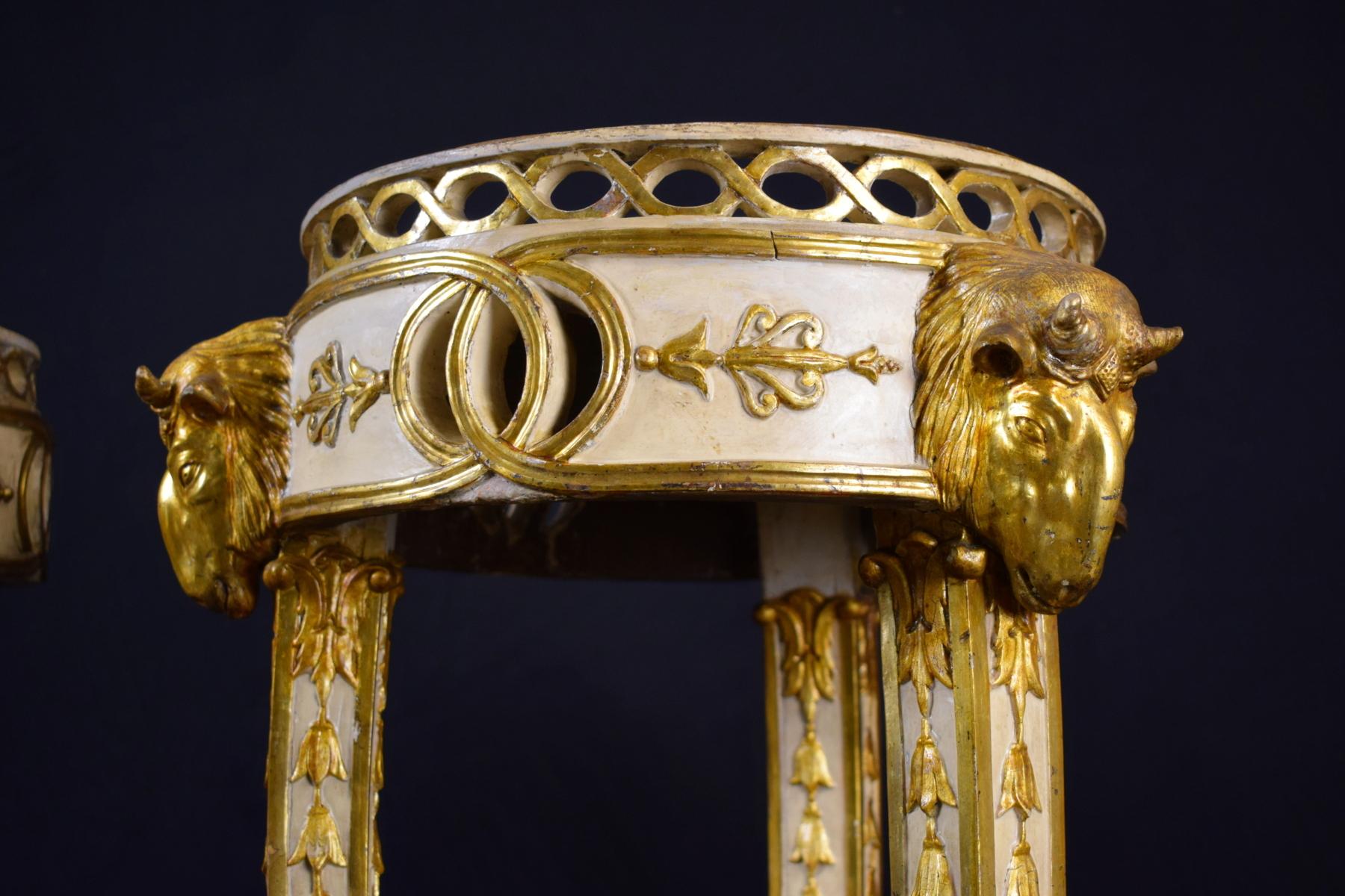 18th Century, Pair of Italian Neoclassical Lacquered and Giltwood Gueridon For Sale 16