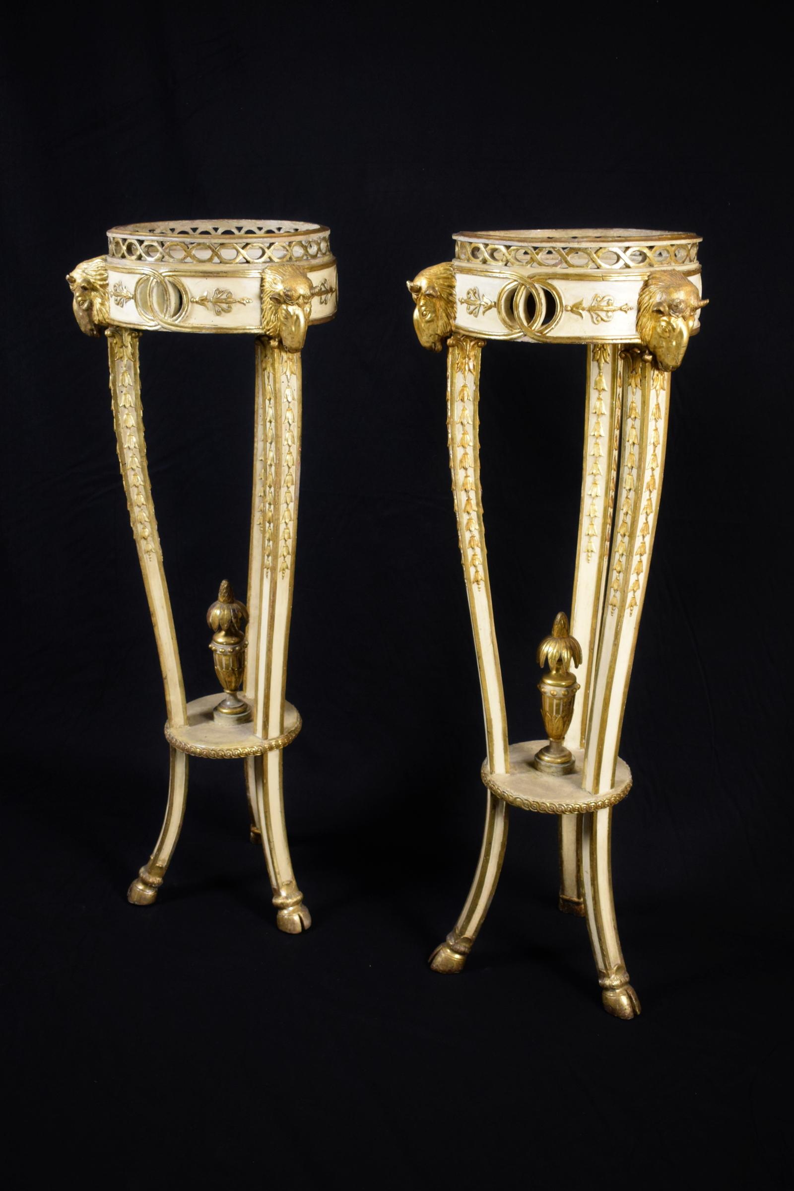 18th Century, Pair of Italian Neoclassical Lacquered and Giltwood Gueridon 1