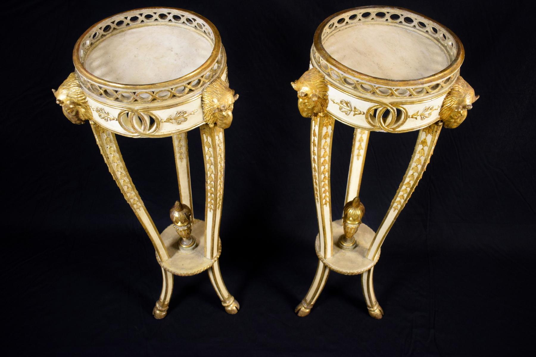 18th Century, Pair of Italian Neoclassical Lacquered and Giltwood Gueridon 2