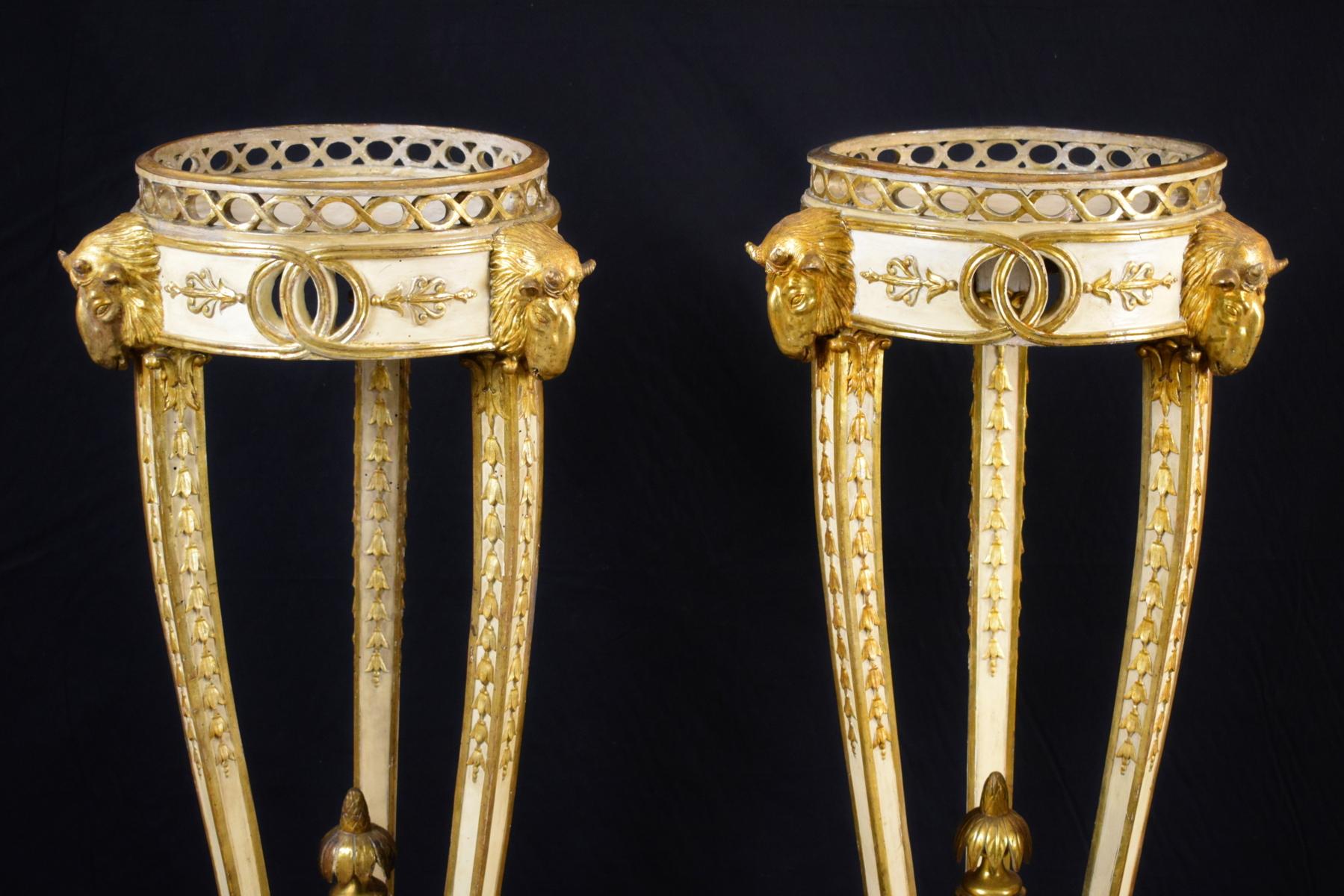 18th Century, Pair of Italian Neoclassical Lacquered and Giltwood Gueridon 4