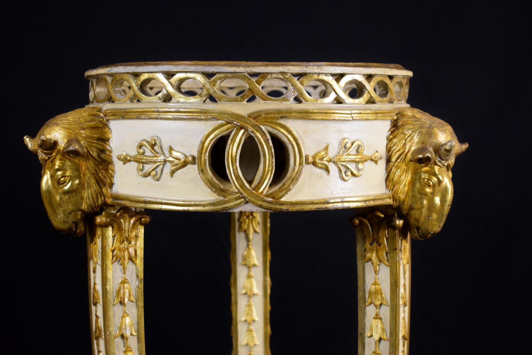 18th Century, Pair of Italian Neoclassical Lacquered and Giltwood Gueridon For Sale 4