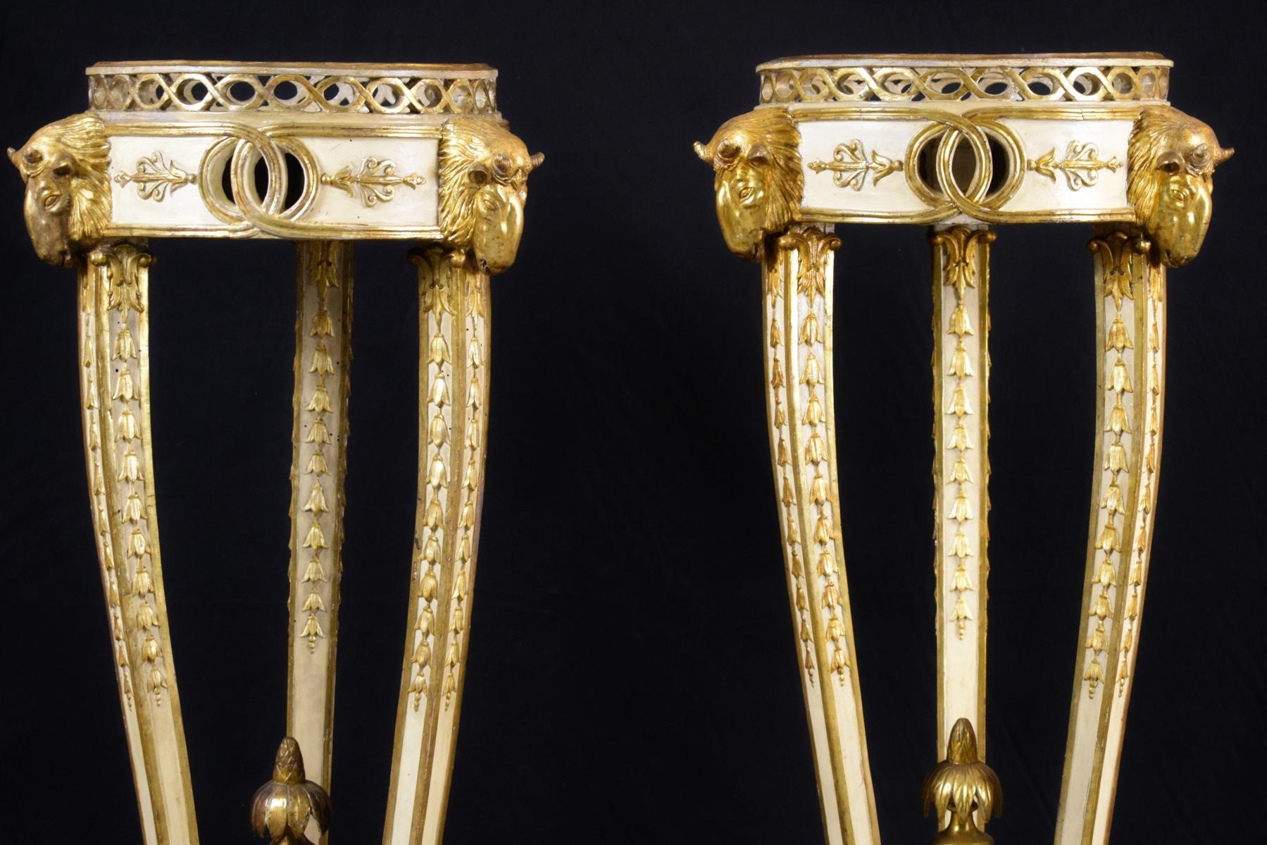 18th Century, Pair of Italian Neoclassical Lacquered and Giltwood Gueridon For Sale 6