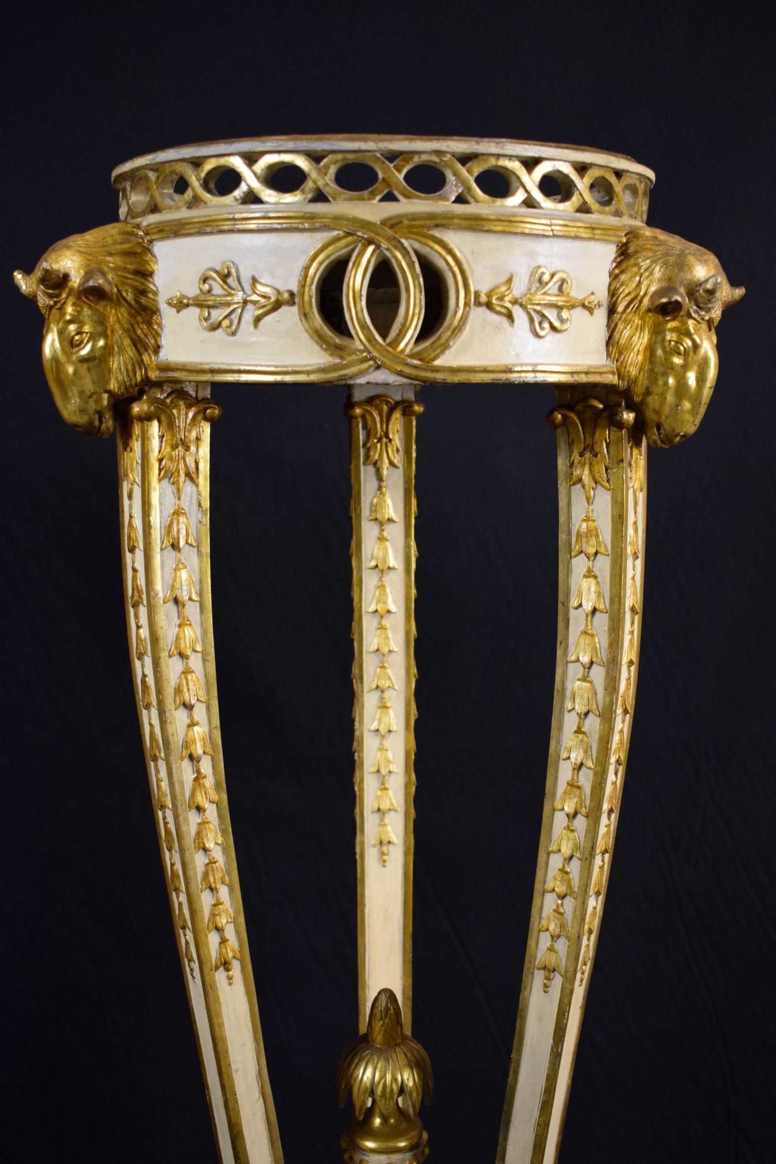 18th Century, Pair of Italian Neoclassical Lacquered and Giltwood Gueridon For Sale 7
