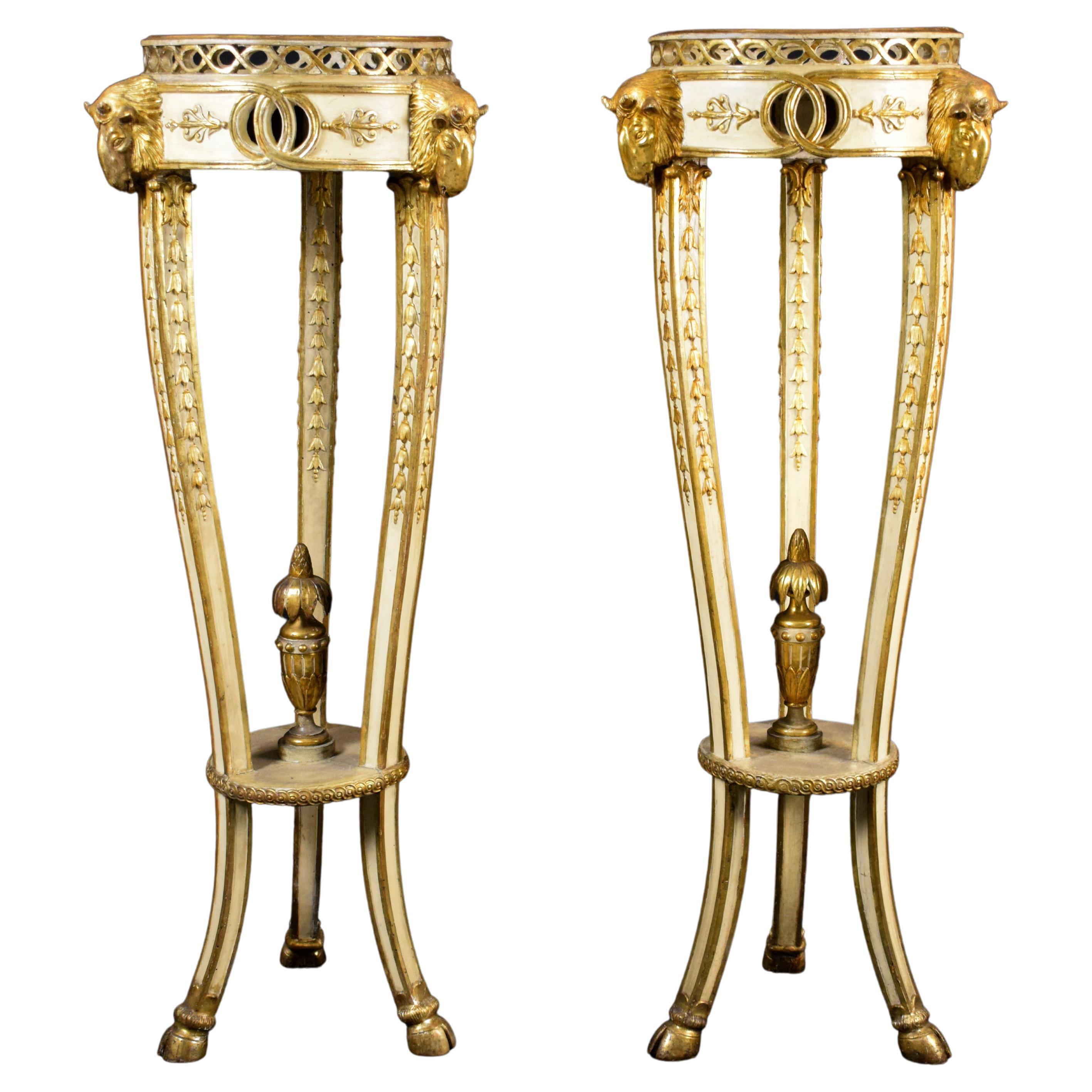 18ème siècle, paire de guéridons italiens néoclassiques laqués et en bois doré