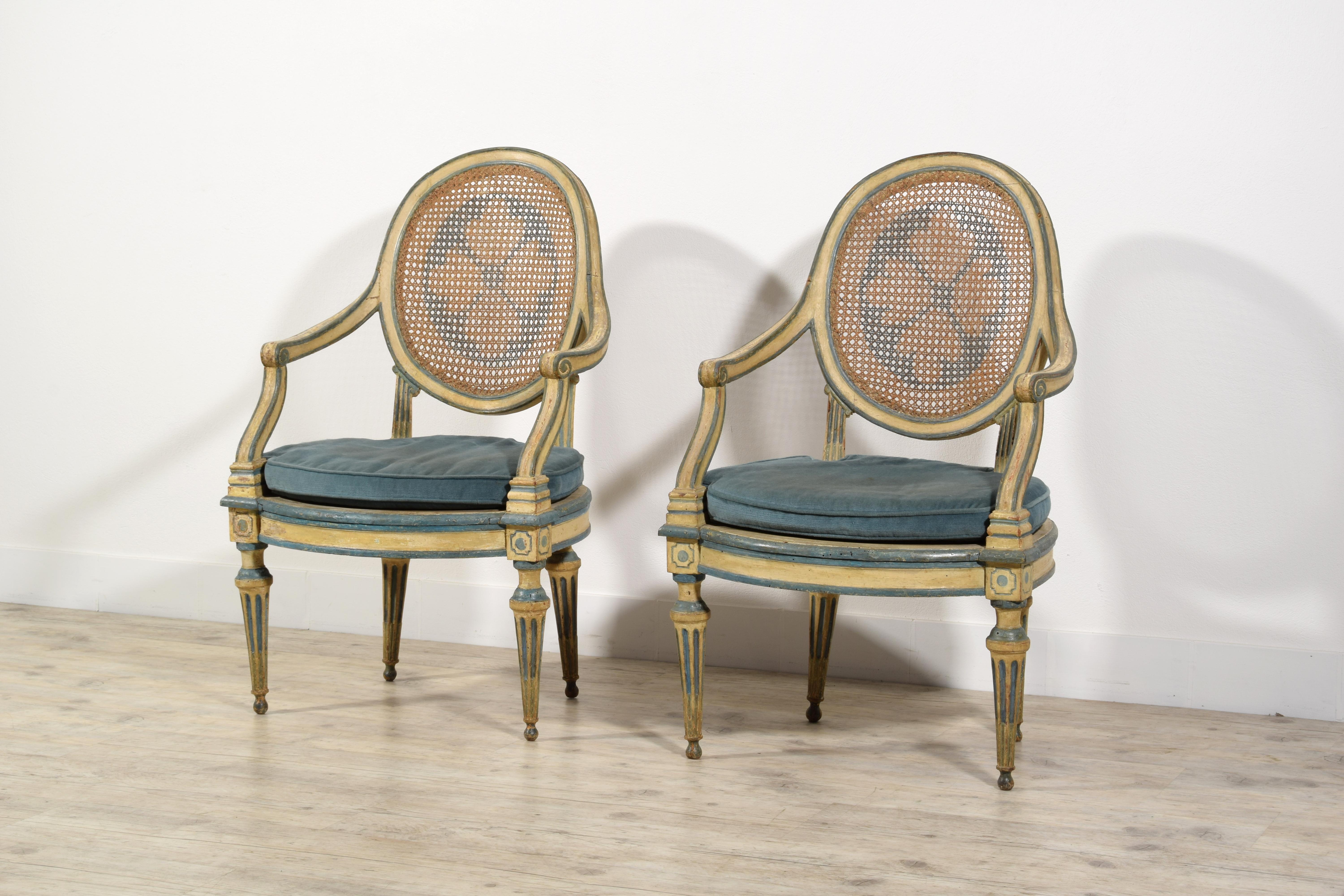 18th Century Pair of Italian Neoclassical Lacquered Wood Armchairs For Sale 1