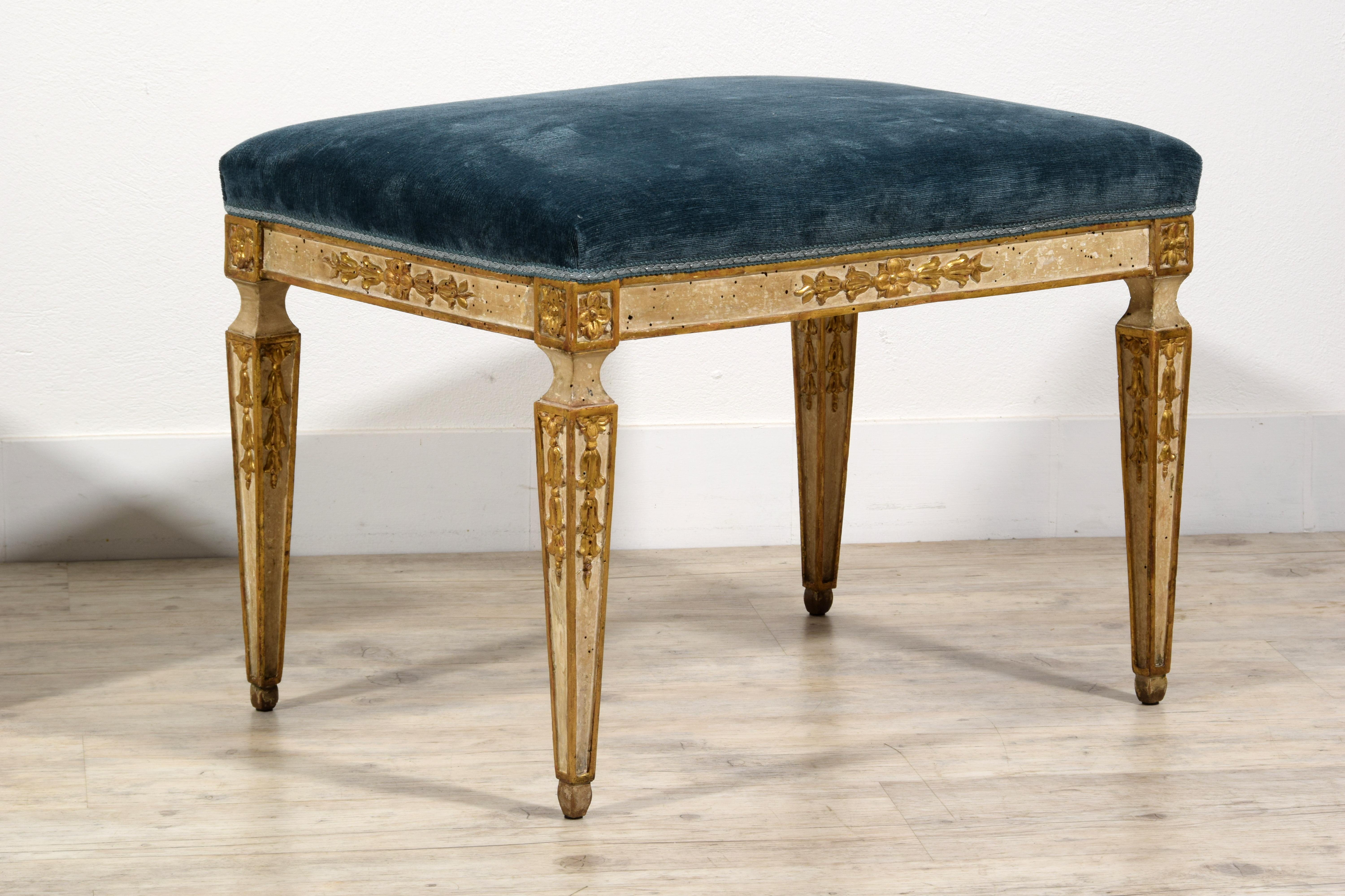 18th Century, Pair of Italian Neoclassical Stools For Sale 11