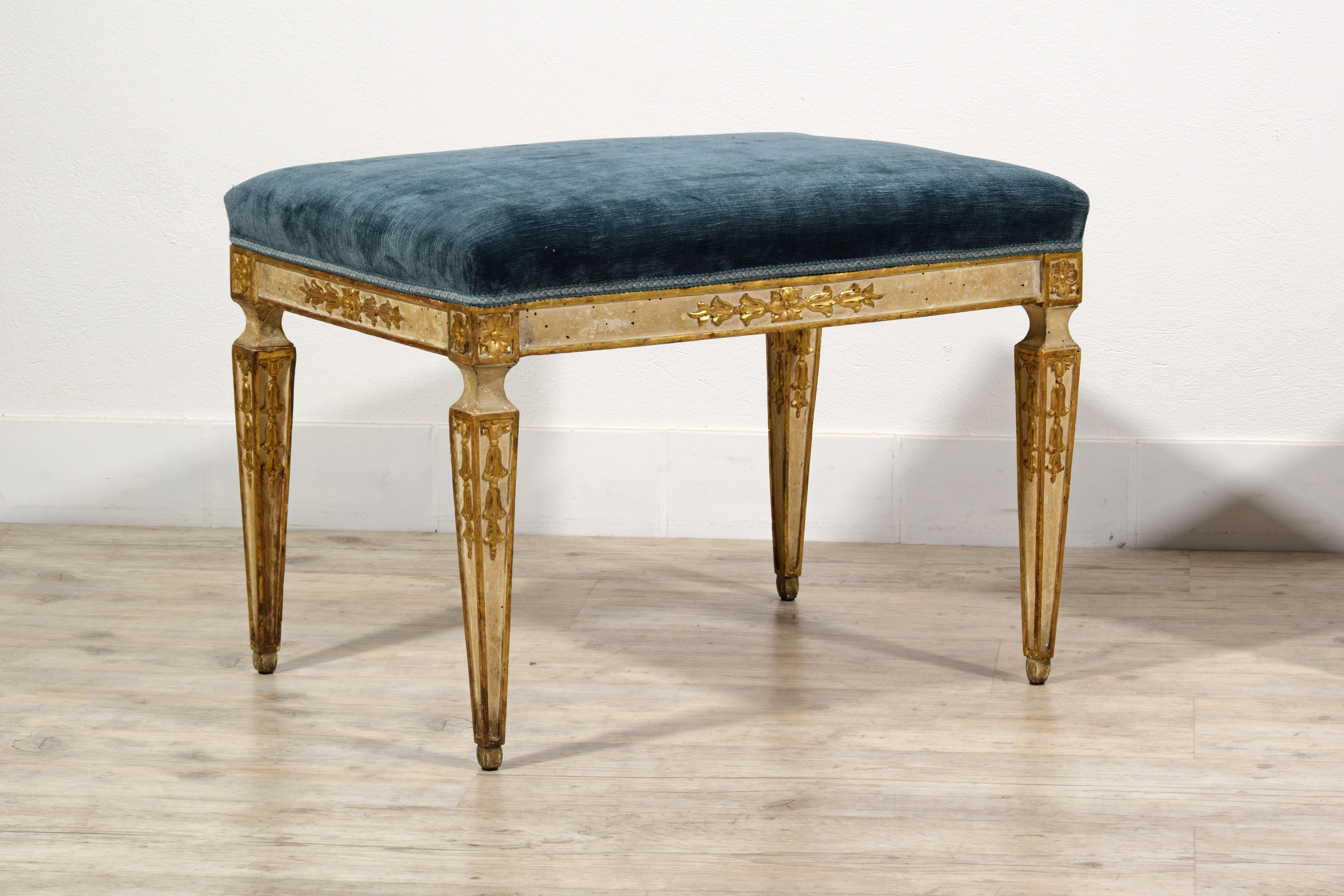 18th Century, Pair of Italian Neoclassical Stools For Sale 12