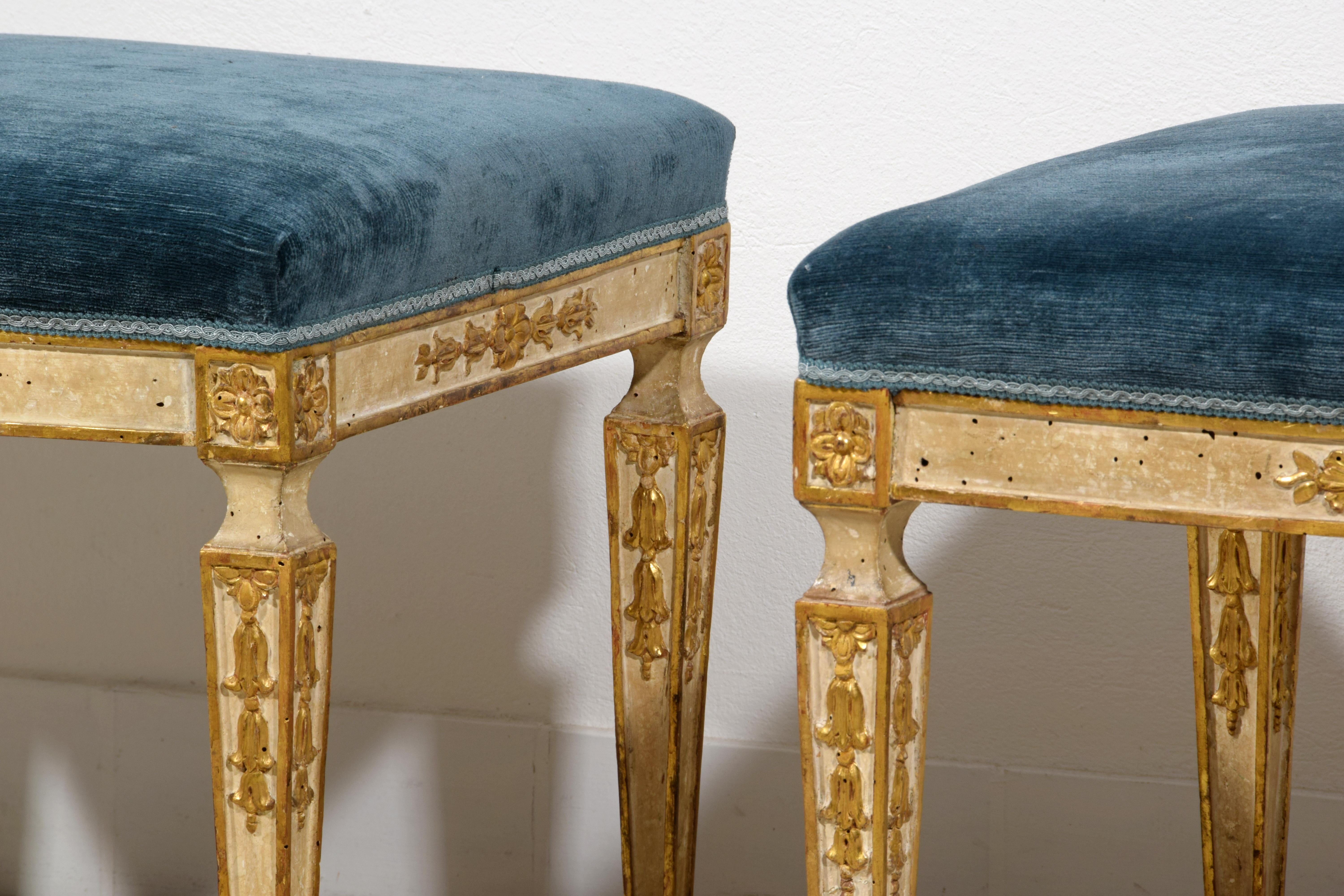 18th Century, Pair of Italian Neoclassical Stools For Sale 13