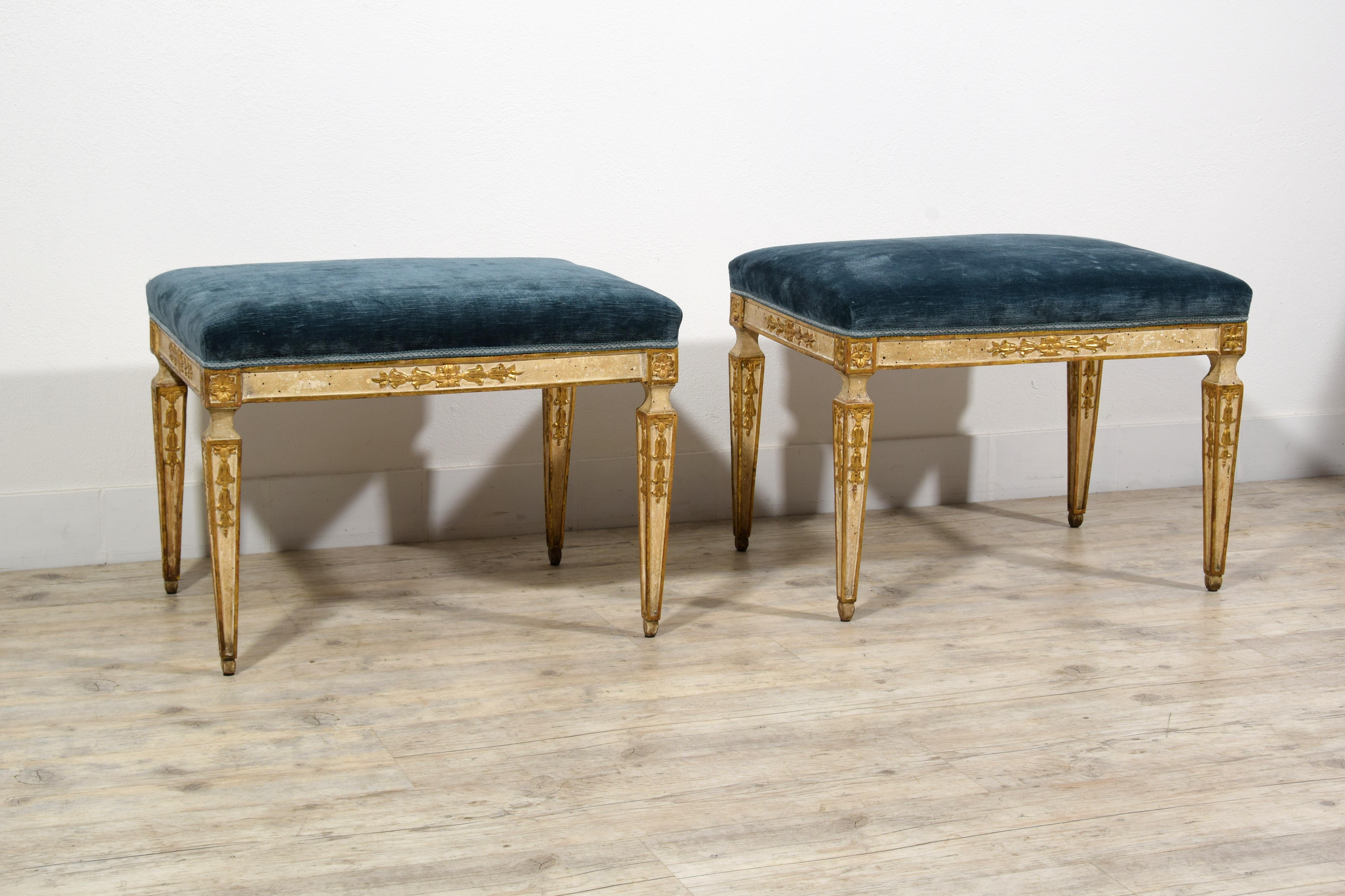 Wood 18th Century, Pair of Italian Neoclassical Stools For Sale