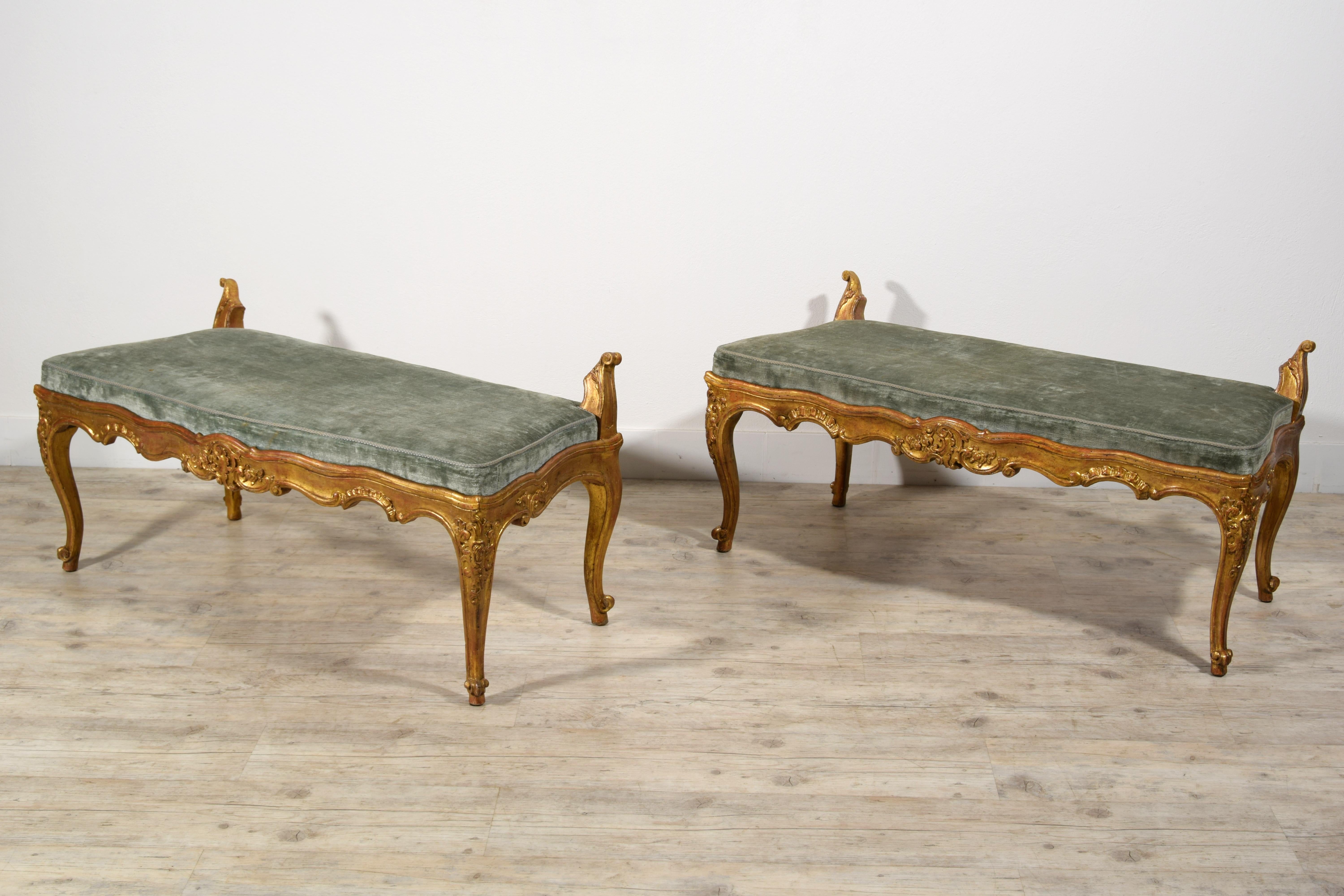 18. Jahrhundert, Paar italienische Rokoko-Bänke aus vergoldetem Holz.

Dieses elegante Paar zweisitziger Bänke wurde in der zweiten Hälfte des 18. Jahrhunderts in Rom, Italien, gebaut. Die Struktur aus reich geschnitztem und vergoldetem Holz weist