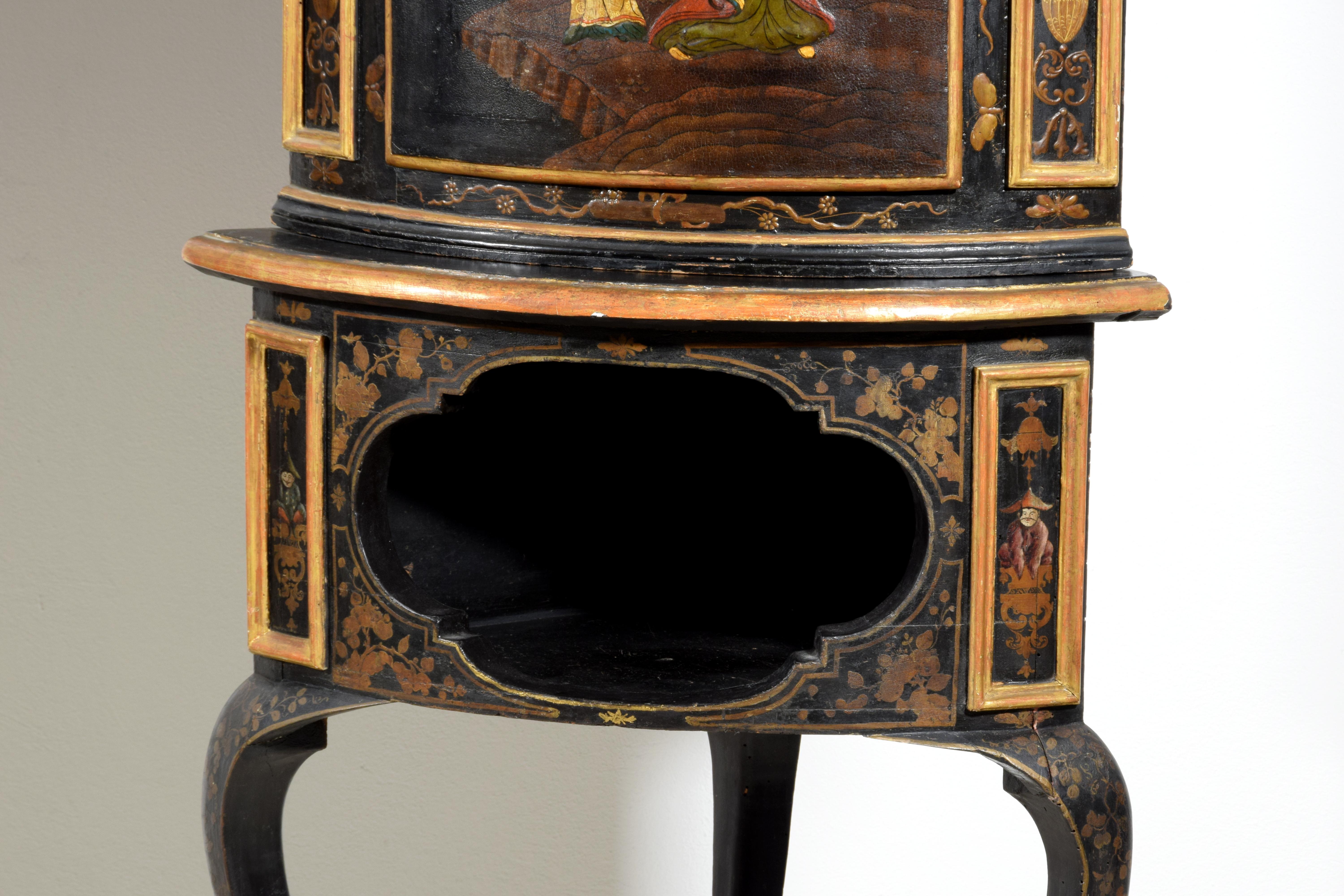 Siglo XVIII, Pareja de armarios esquineros italianos rococó chinoiserie de madera lacada en venta 6