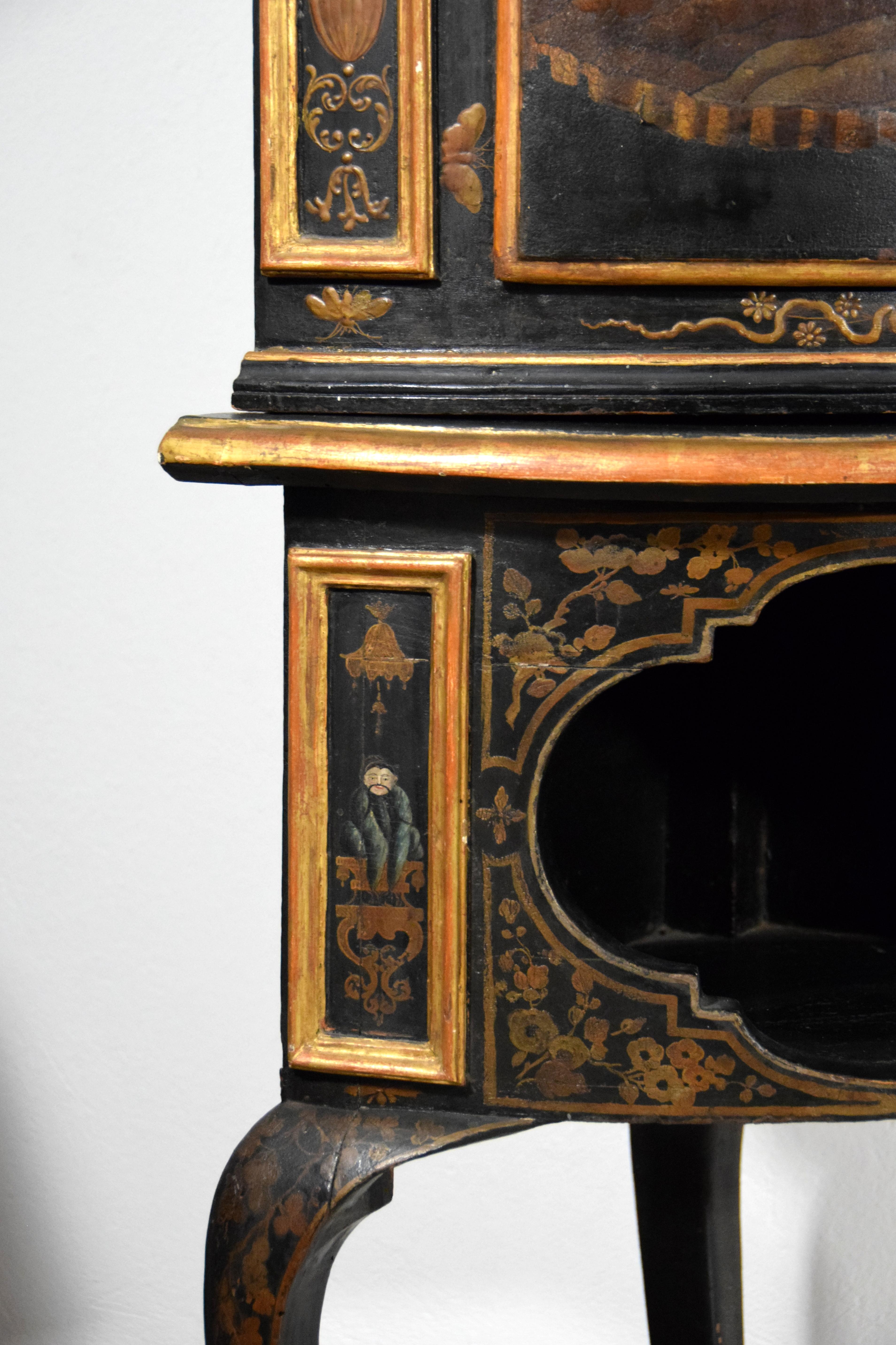 18th Century, Pair of Italian Rococo Chinoiserie Lacquered Wood Corner Cabinets  For Sale 11