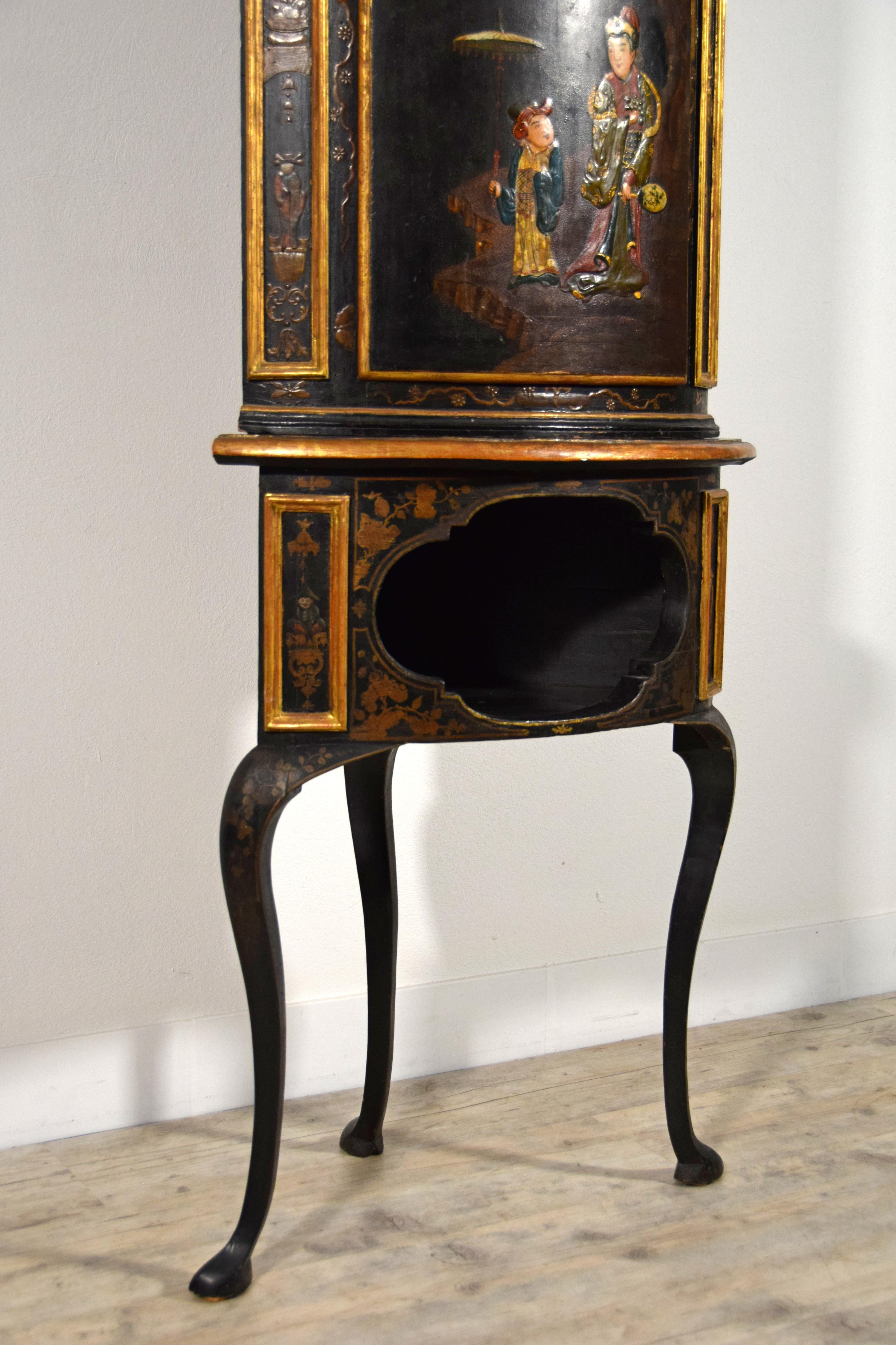 18th Century, Pair of Italian Rococo Chinoiserie Lacquered Wood Corner Cabinets  For Sale 14