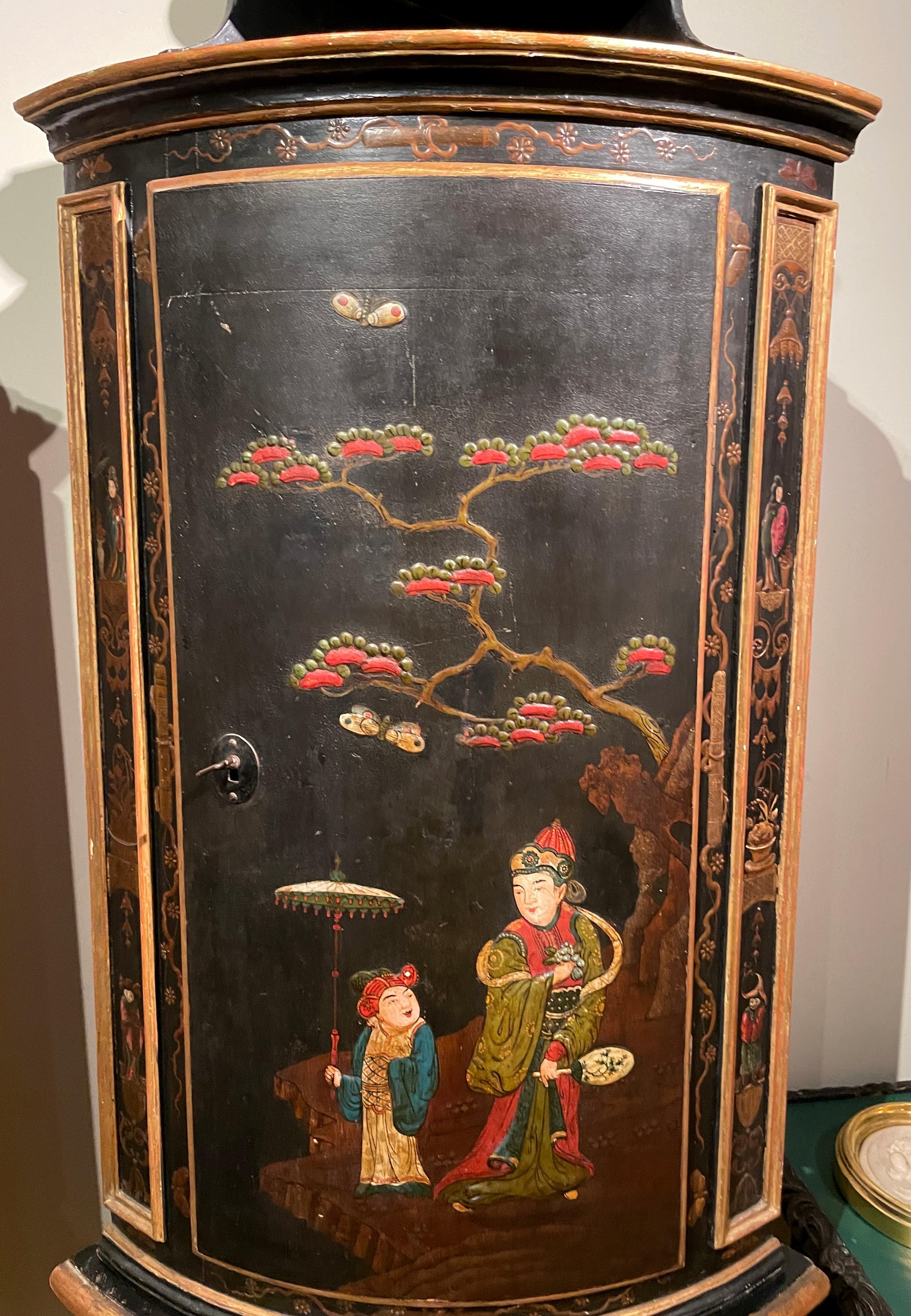 18th Century, Pair of Italian Rococo Chinoiserie Lacquered Wood Corner Cabinets  For Sale 16